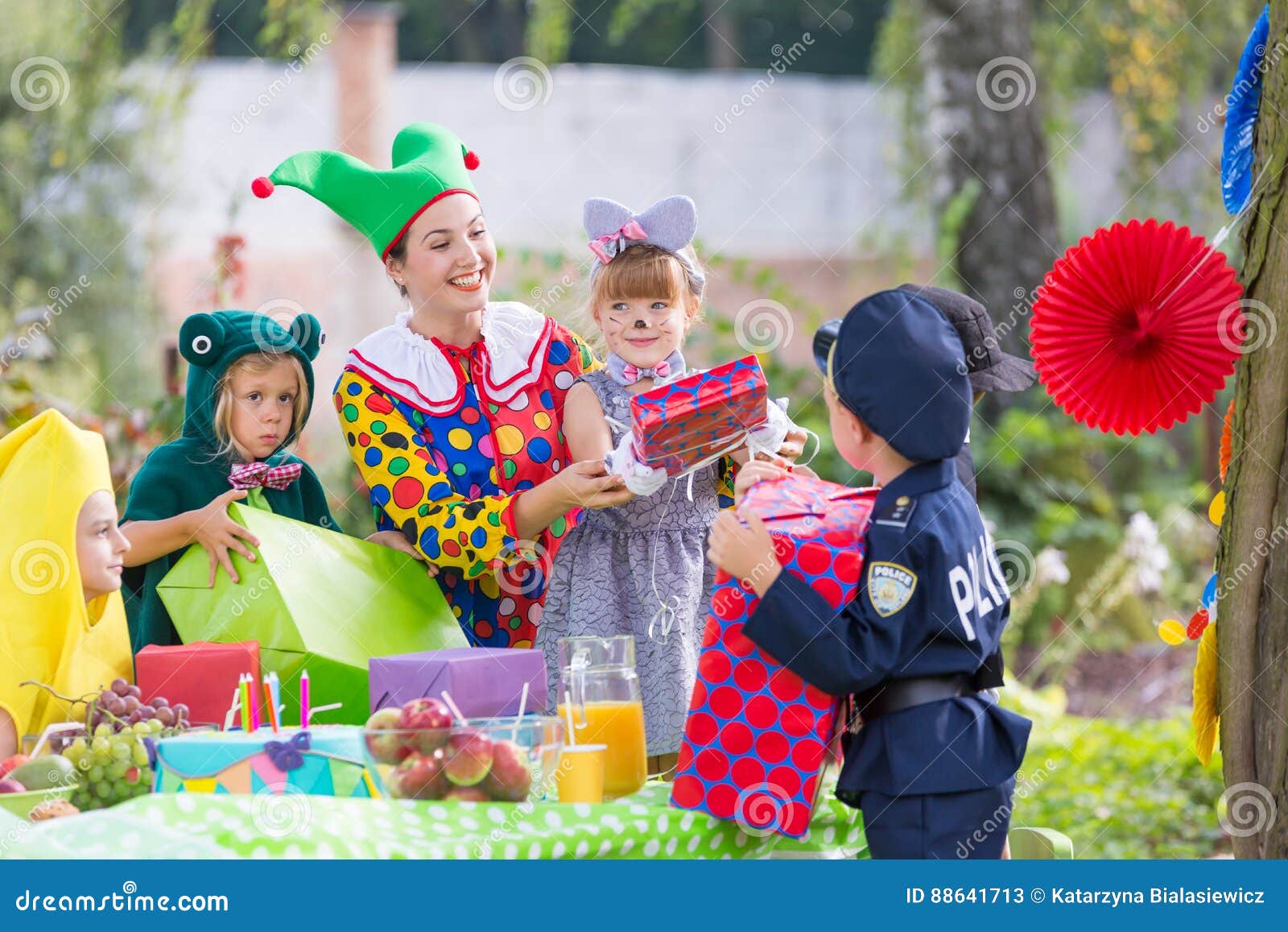 party entertainer with children