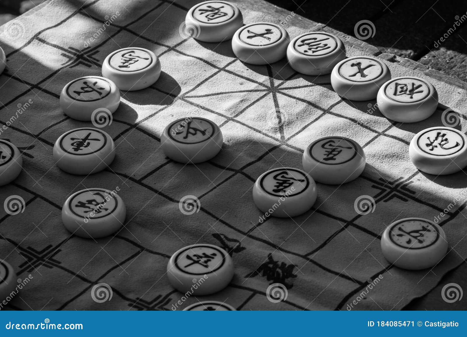 Xiangqi. Jogo Tradicional Chinês. Xadrez Chinês. Jogo De Tabuleiro. Foto  Royalty Free, Gravuras, Imagens e Banco de fotografias. Image 144320859