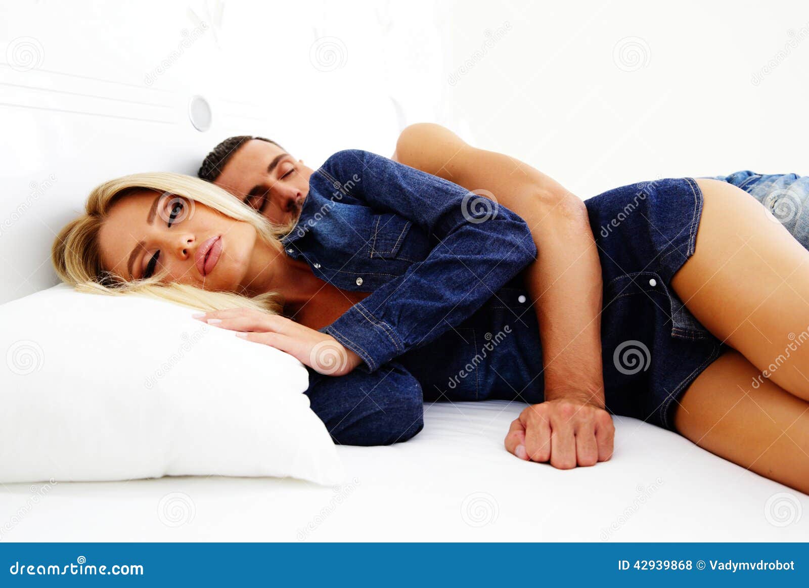 Расслабилась с другом. Молодая пара в кровати. Расслабленная молодая пара в постели. Подростки парочка в постели. Расслабленная молодая пара в белье.