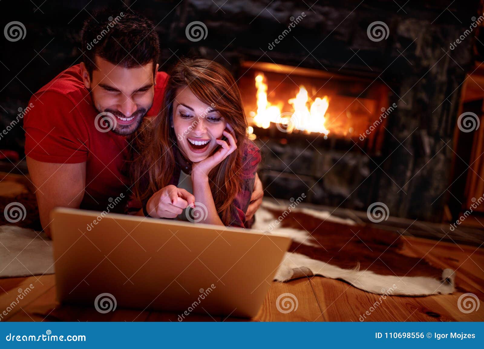 Szczęśliwy pary dopatrywania film Na laptopie W Domu Miłość, technologia, internet i ludzie pojęć,