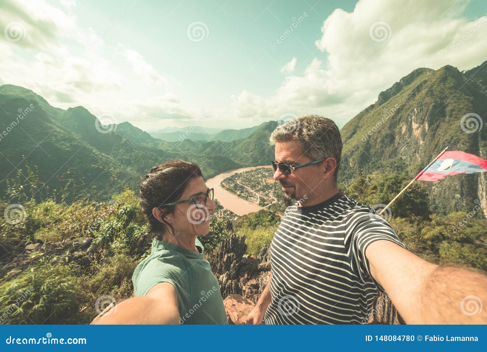 Pary selfie na góra wierzchołku przy Nong Khiaw panoramicznym widokiem nad Nam Ou Laos podróży Rzecznym dolinnym miejsce przeznaczenia w Azja Południowo-Wschodnia, dorośleć ludzi podróżuje millenials pojęcie, rocznik tonujący wizerunek