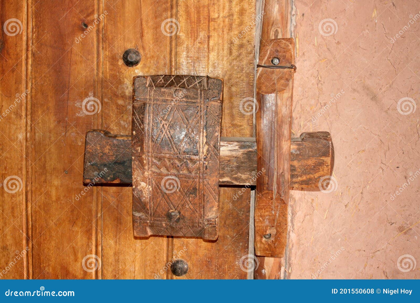 Pasador De Madera En Puerta De Madera Vieja Foto de archivo - Imagen de  madera, tallado: 201550608