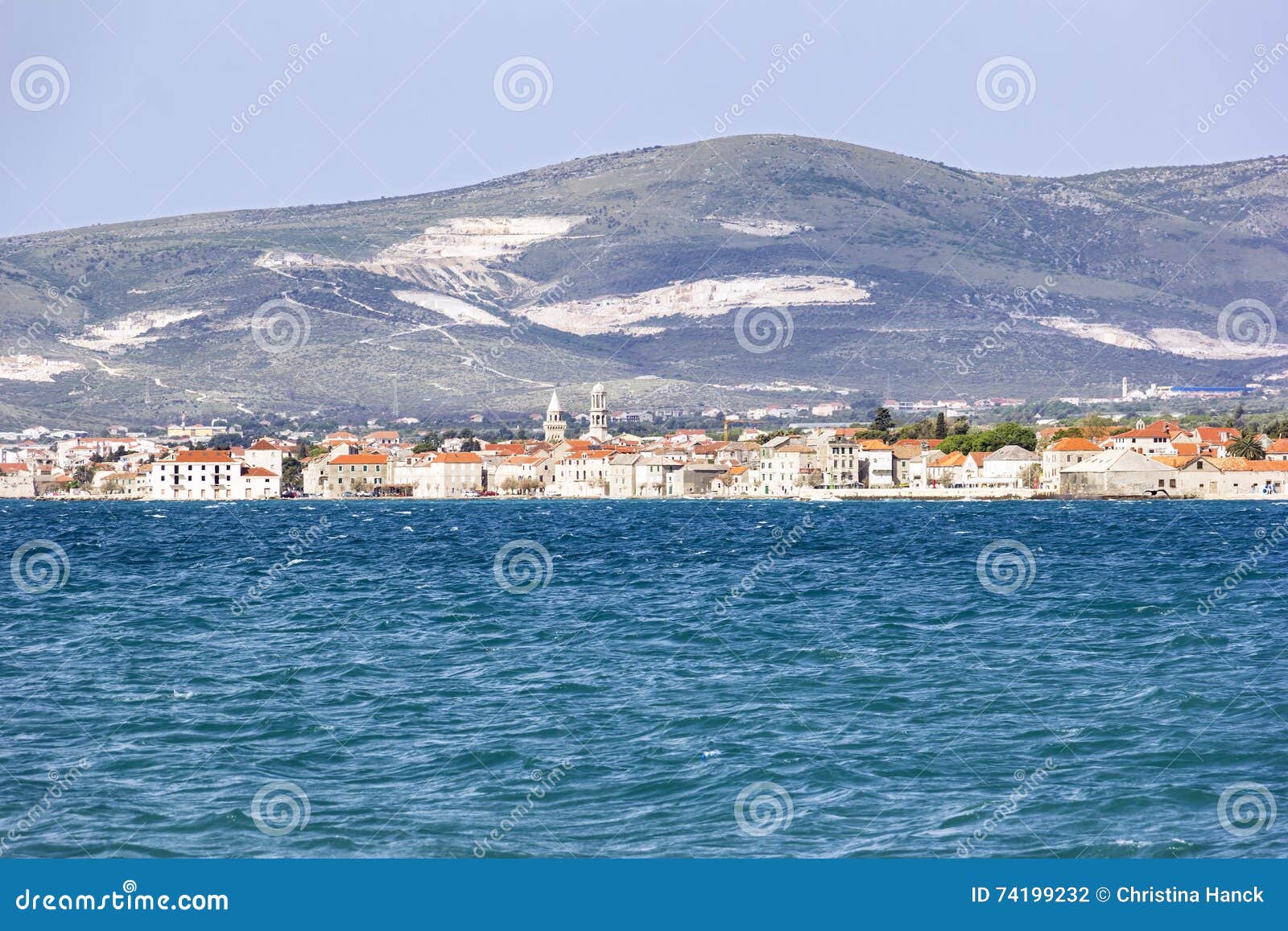 Pasando por alto el mar adriático, cerca de fractura. Pasando por alto el mar adriático, el mar Mediterráneo en una pequeña ciudad del puerto, Kastela, cerca de fractura