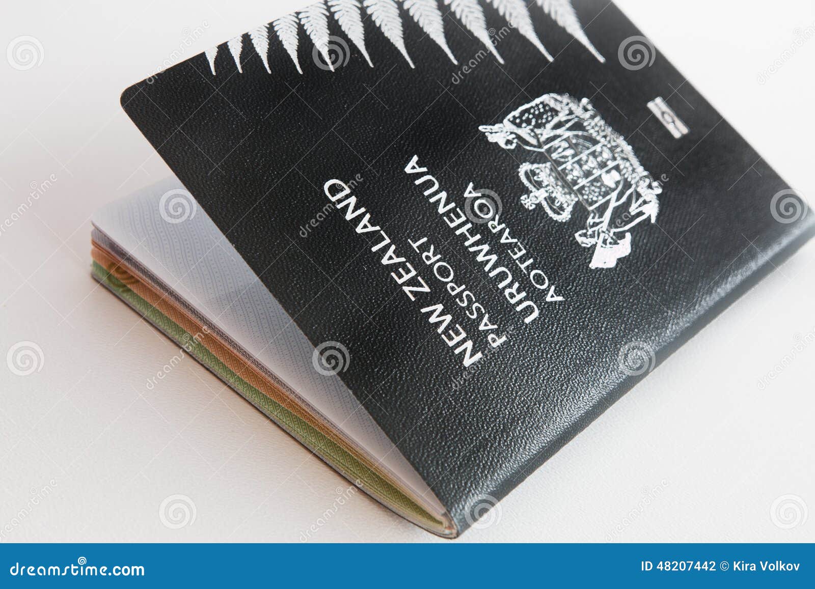 Pasaporte De Nueva Zelanda En El Fondo Blanco Foto de archivo Imagen