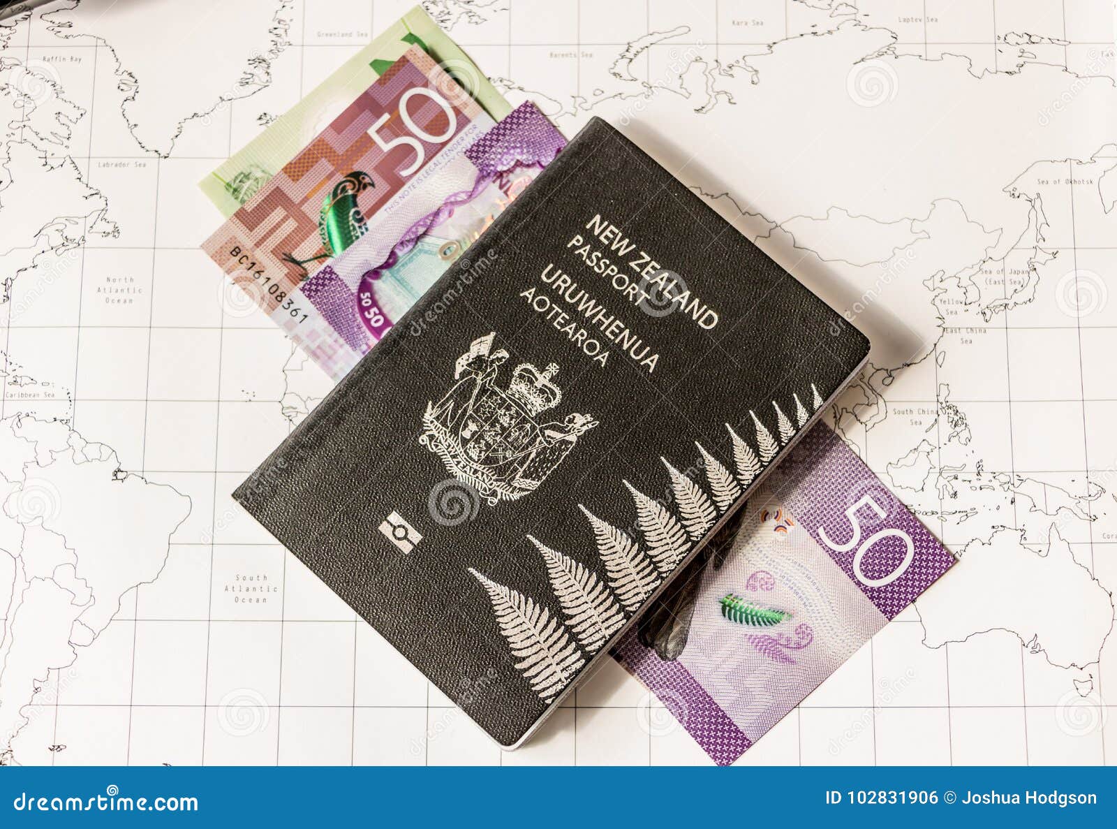 Pasaporte De Nueva Zelanda En Mapa Con El Dinero Foto de archivo