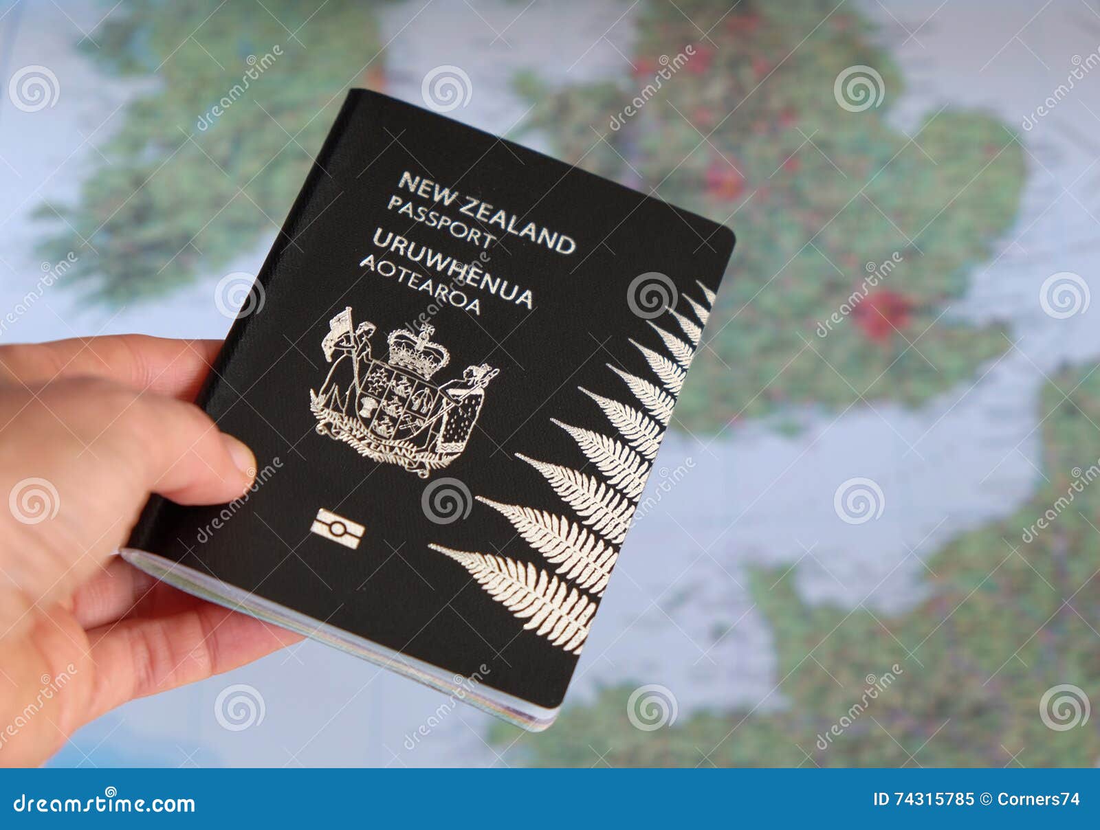 Pasaporte De Nueva Zelanda Y Mapa De Europa Imagen de archivo Imagen