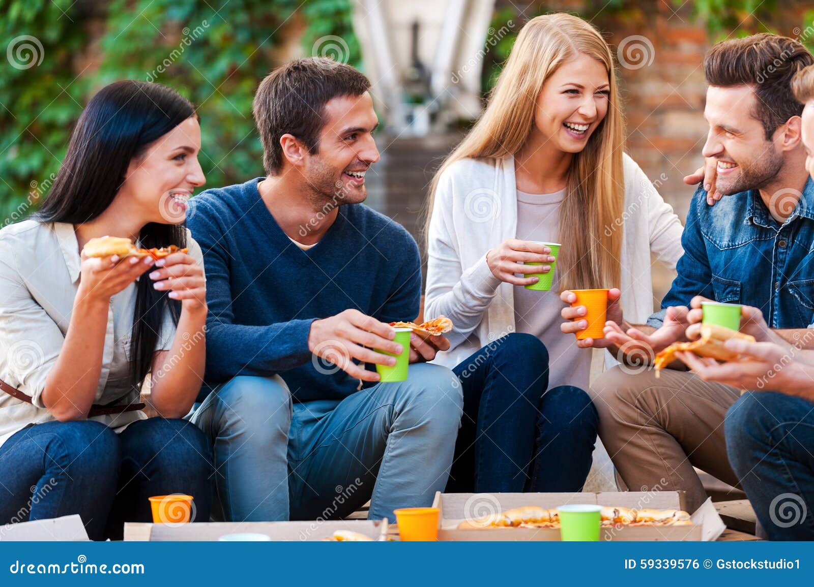 Pasar Buen Tiempo Con Los Amigos Foto de archivo Imagen de gasto