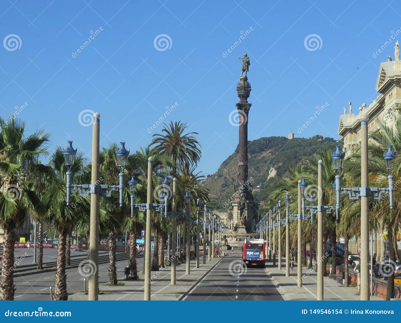 Barcelona, Espanha, o 23 de julho de 2014 Paseo Colom, avenida larga com as palmeiras que conduzem a Columbus Monument