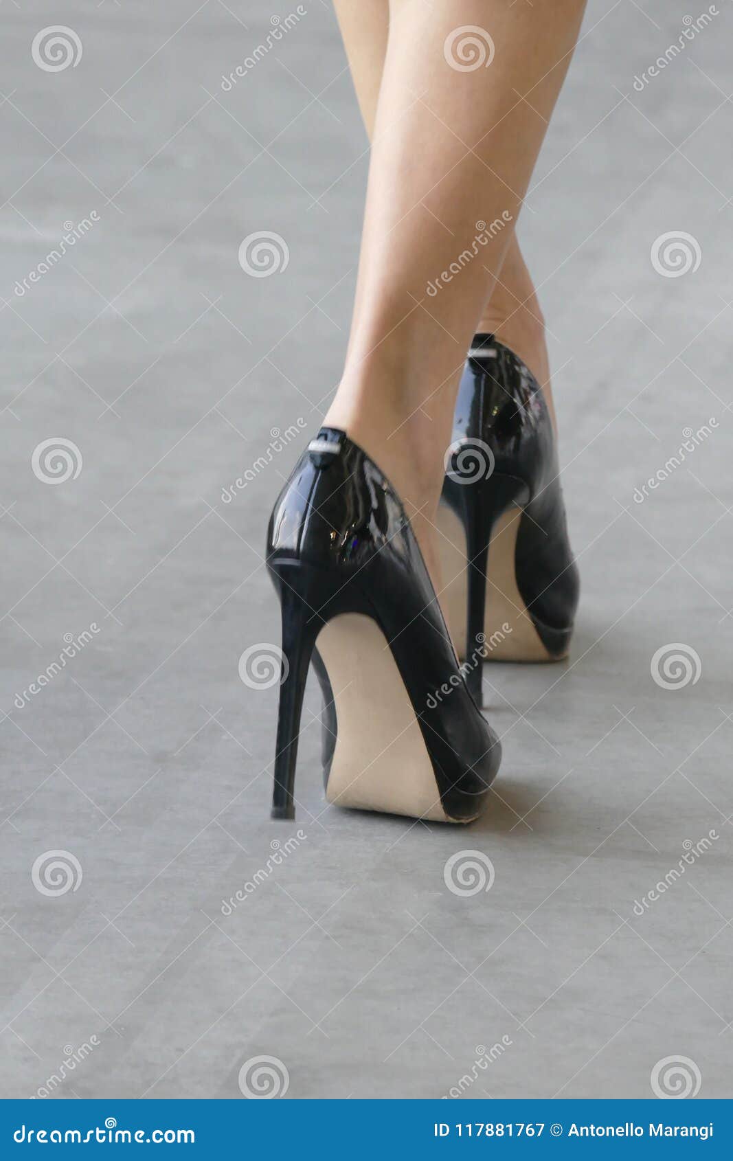 Cuyo Nunca Varios Paseo De La Mujer Que Viste Los Zapatos Negros De Los Tacones Altos Imagen  de archivo - Imagen de deseo, lifestyle: 117881767