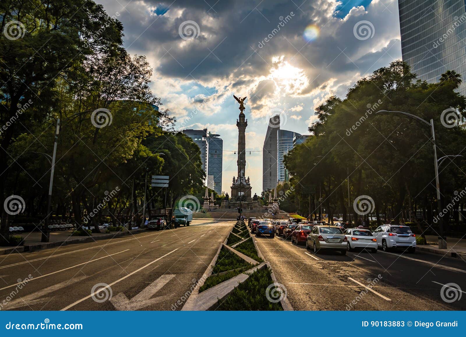 paseo de la reforma avenue and angel of independence monument - mexico city, mexico