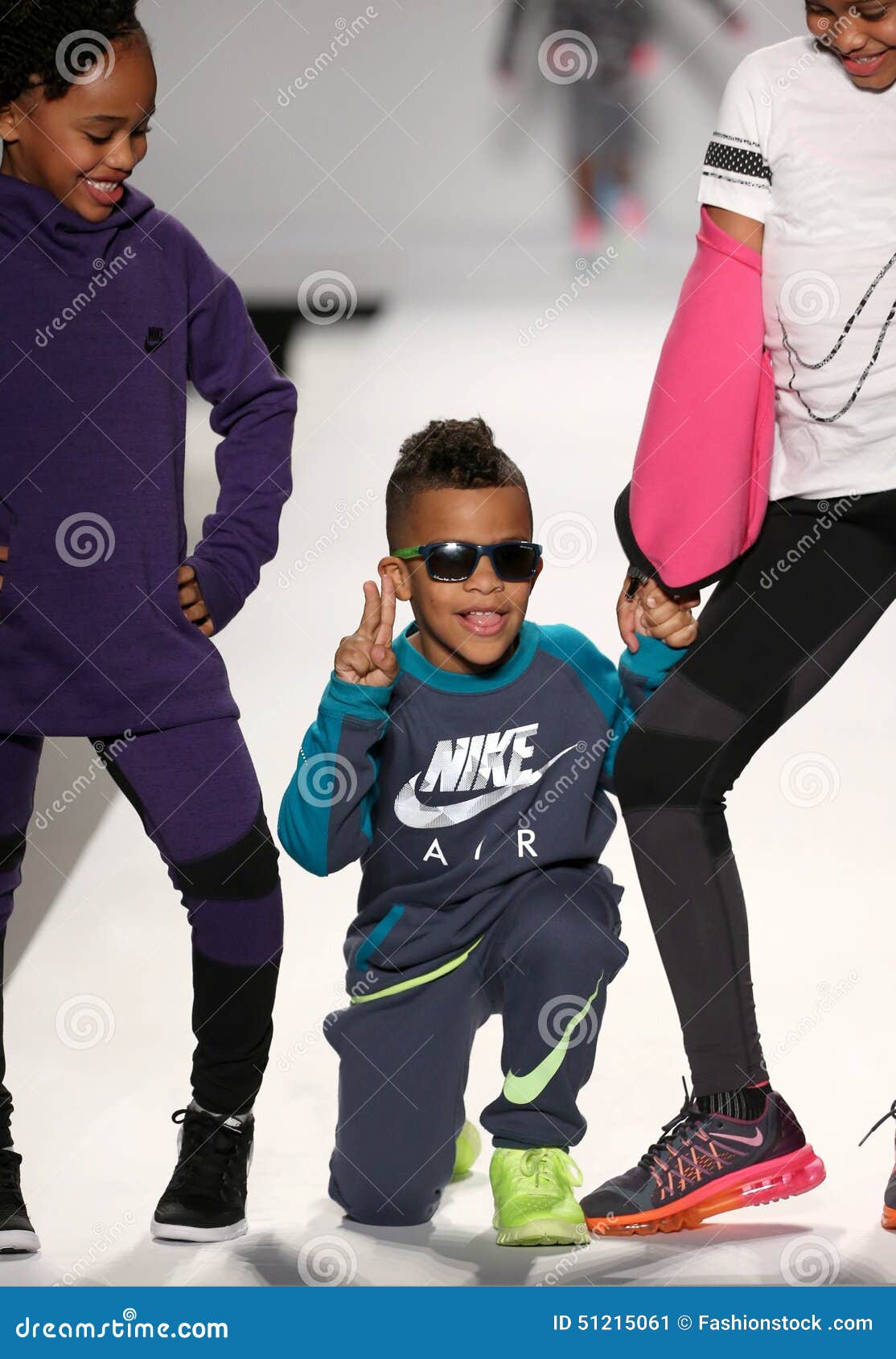 Paseo De Los Modelos La Pista En El Desfile De Moda De Los Niños Del Nike Levi Durante Mercedes-Benz Fashion Week Fall 2015 Foto editorial - Imagen de centro: 51215061