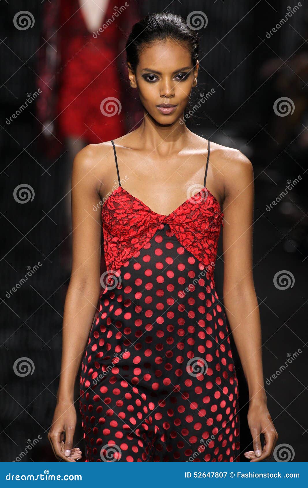 éxito chatarra de ultramar Paseo Modelo De Grace Mahary La Pista En El Desfile De Moda De Diane Von  Furstenberg Durante La Caída 2015 De MBFW Fotografía editorial - Imagen de  febrero, durante: 52647807