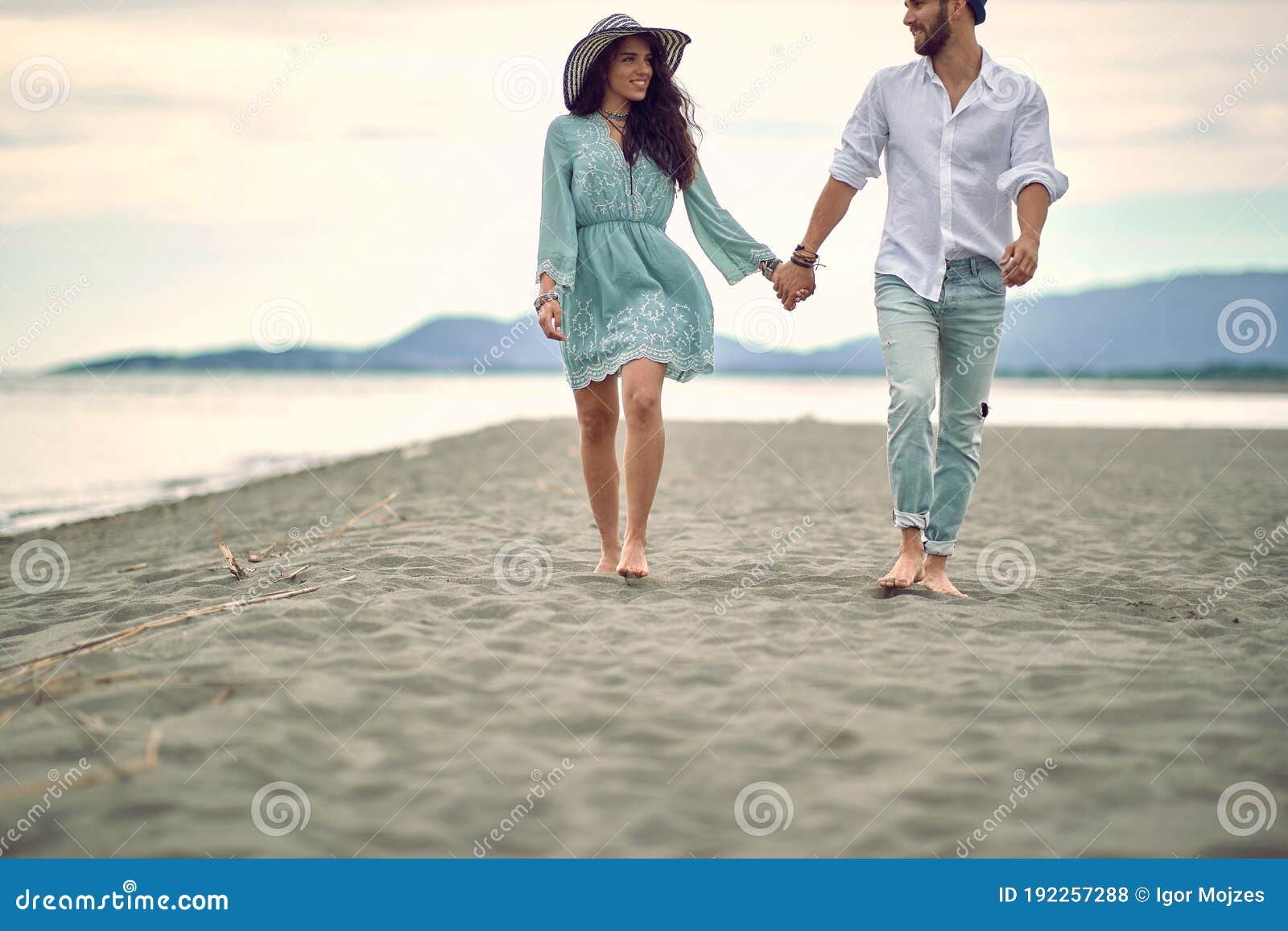 Paseo Romántico Por El Mar. Pareja Enamorada De Los Momentos Románticos Tiernos En La Playa Foto de archivo - Imagen de novia, amantes: 192257288 Paseo Romántico Por El Mar. Pareja Enamorada De Los Momentos Románticos Tiernos En La Playa Foto de archivo - Imagen de novia, amantes: 192257288