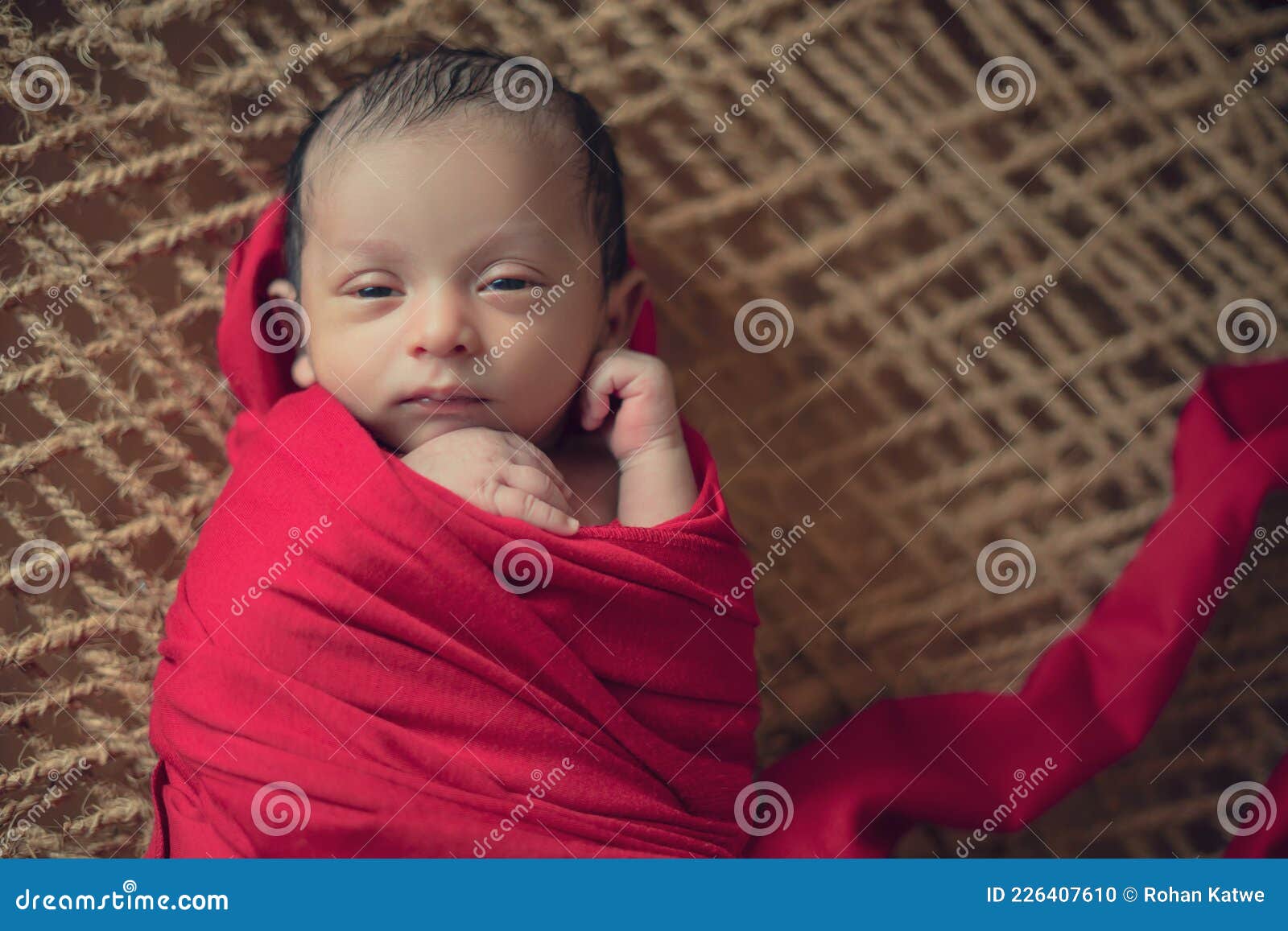 Pasgeboren Baby Die Wakker Wordt Door Te Knijpen En Zijn Ogen Te Openen in Een Rode Doek Van Een