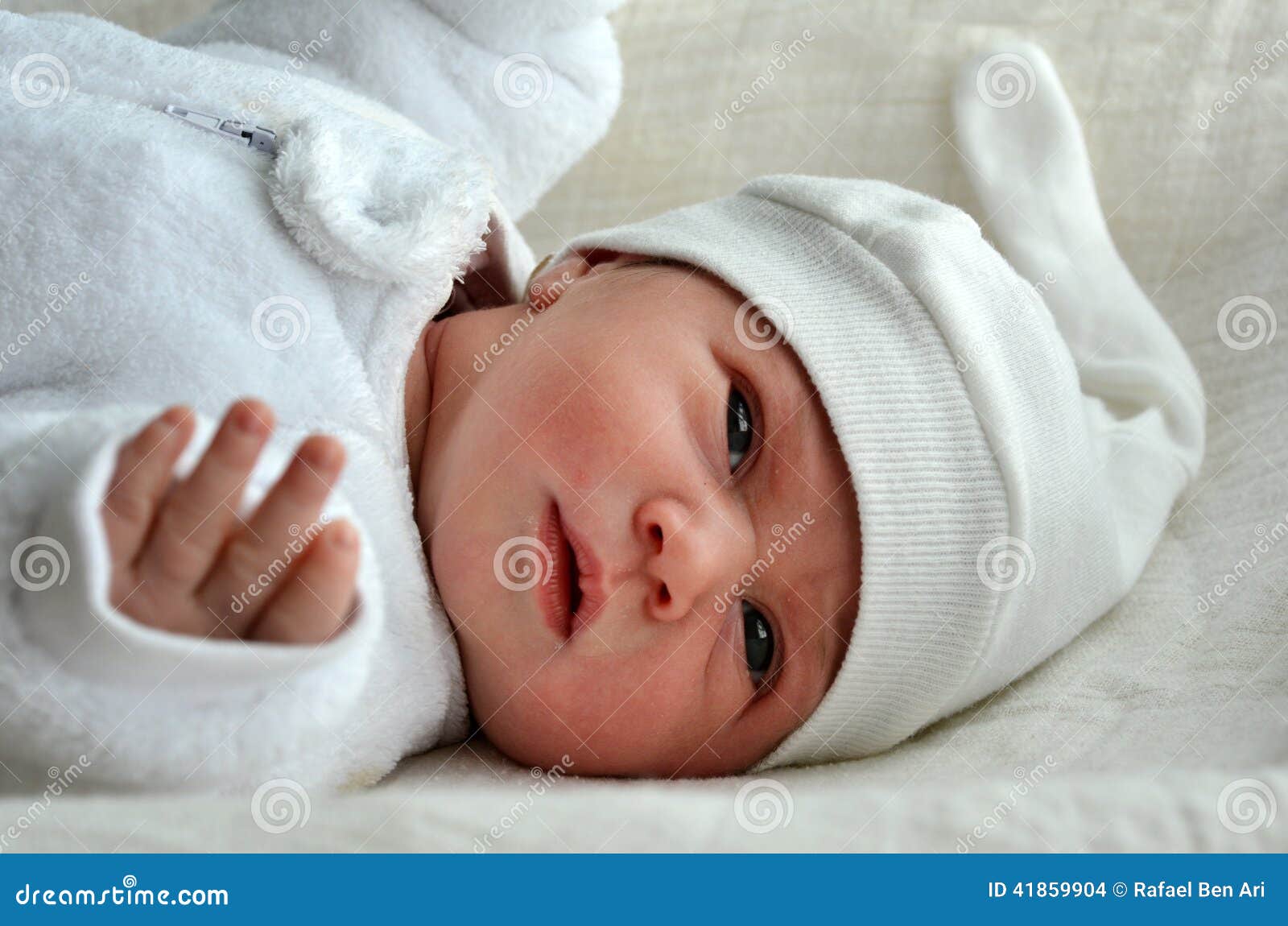 Pasgeboren Baby Met Warme Kleren Stock Foto Image of gezicht, leuk