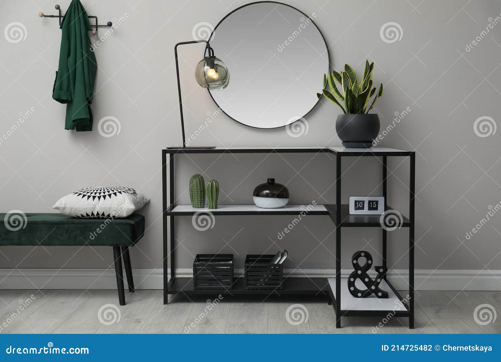 Pasillo Con Mesa De Consola Elegante Y Espejo. Diseño Interior Foto de  archivo - Imagen de suelo, espejo: 214725482