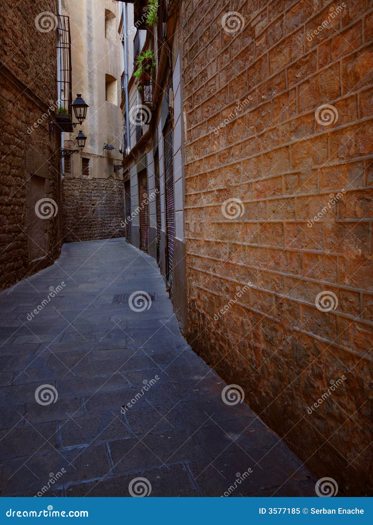 Pasillo estrecho en Barcelona. Una visión a lo largo de una calle o de una calzada estrecha en los cuartos góticos de Barcelona, España.