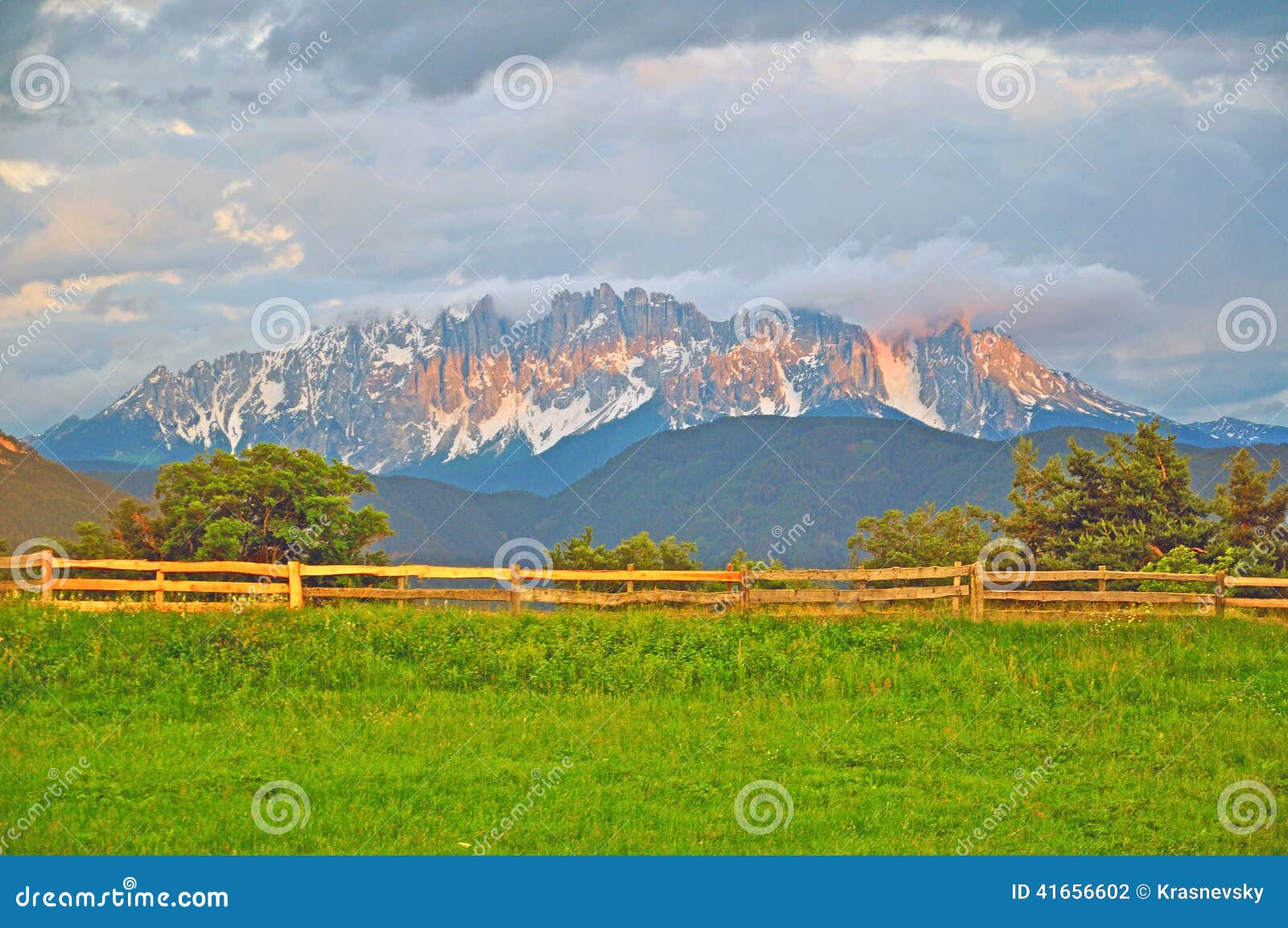 Pasmo górskie w dolomitach na zmierzchu, włoszczyzna Apls