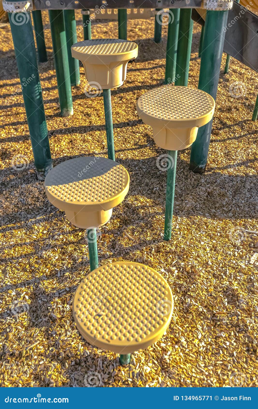 Pasos Redondos En Polos De Un Patio Imagen de archivo Imagen de pasos