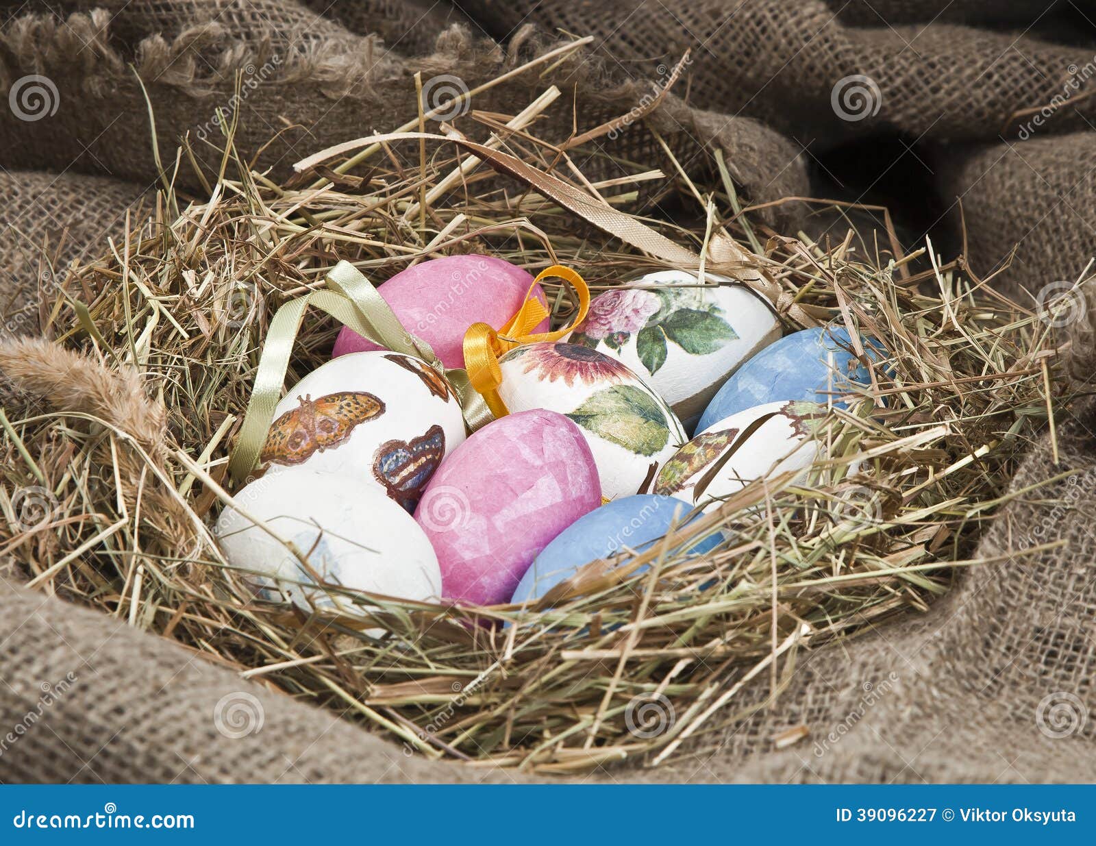 Uova di Pasqua in un nido di fieno, licenziante
