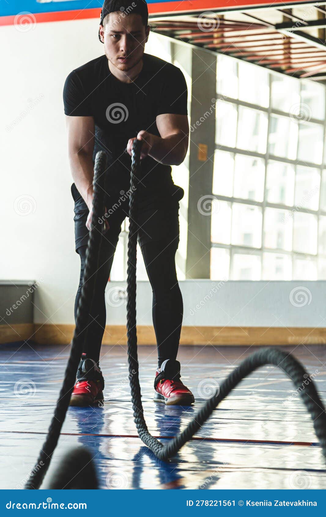 L'athlète Travaille Avec Des Cordes Crossfit Dans La Salle De Gym