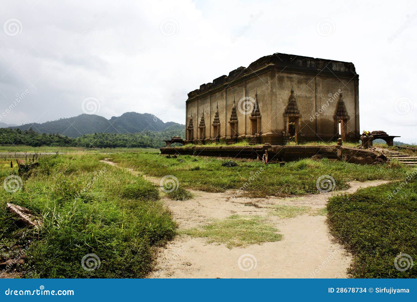 Passagem à ruína do templo budista. Igreja budista subaquática em Sangklaburi, Tailândia. Nós temos uma possibilidade ver o corpo inteiro do templo quando a seca vem.