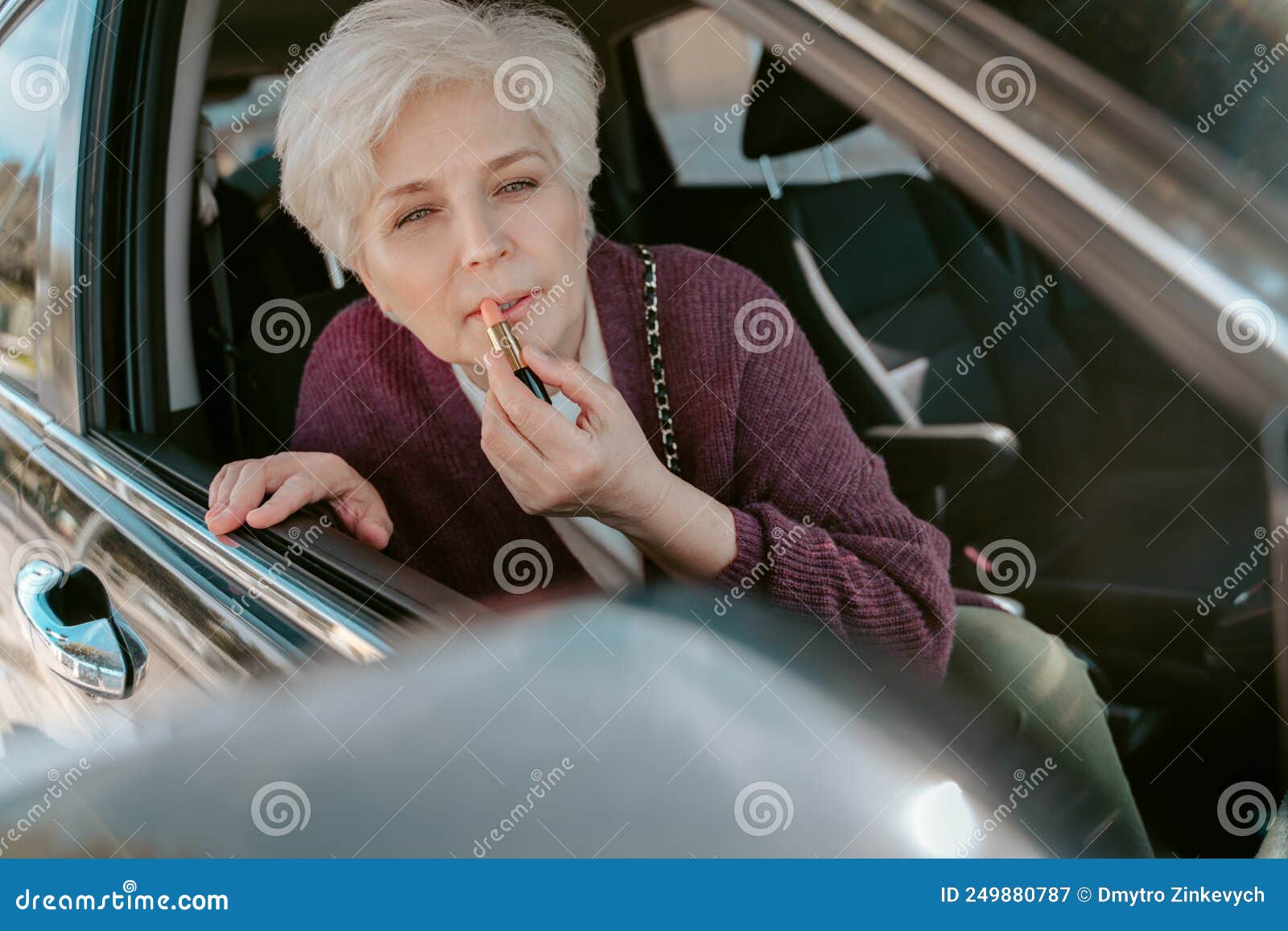 Passager D'une Voiture Portant Le Maquillage Devant Le Miroir