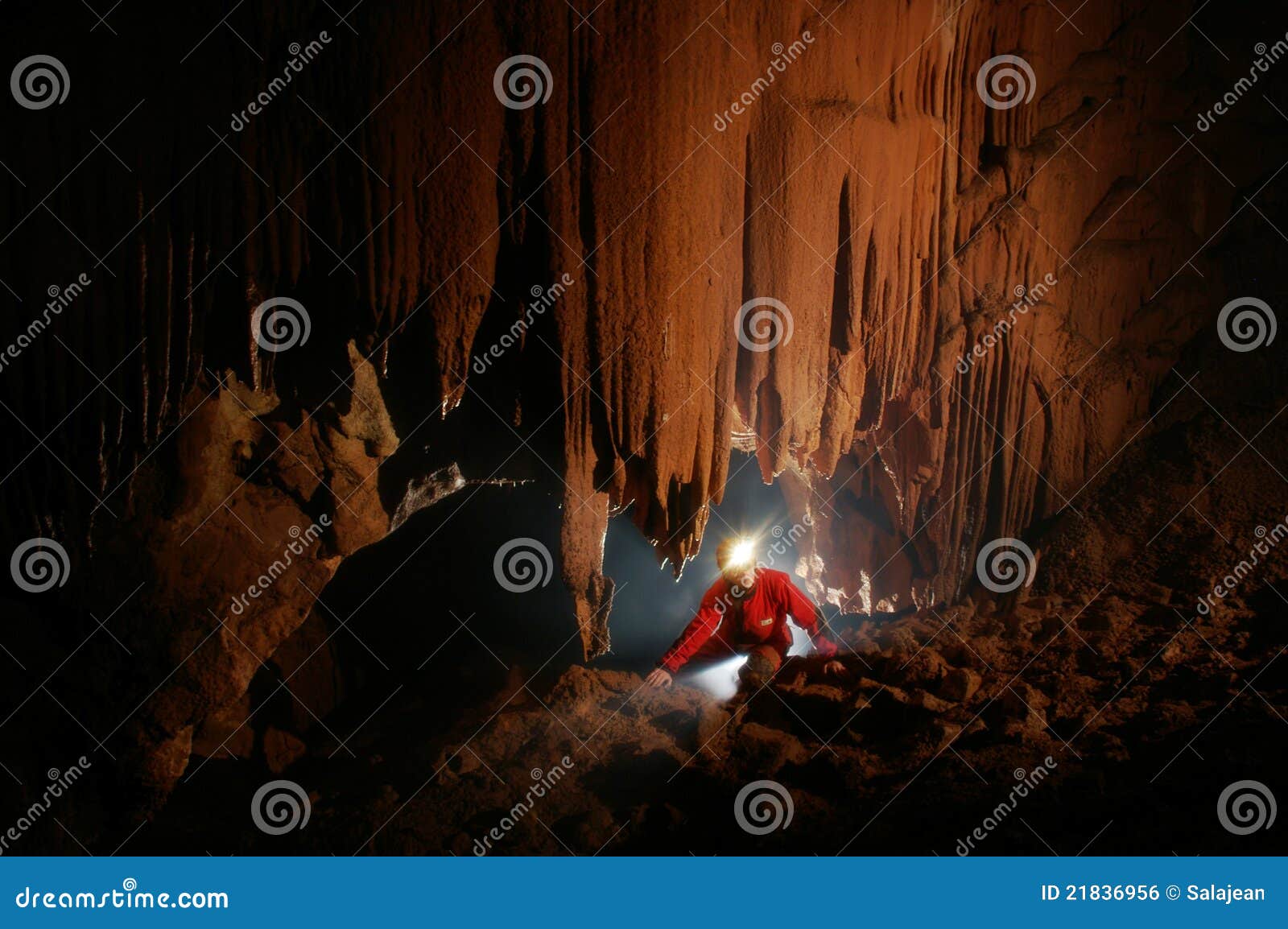 Passaggio della caverna con un caver. Scavi il passaggio con un caver che esplora la caverna