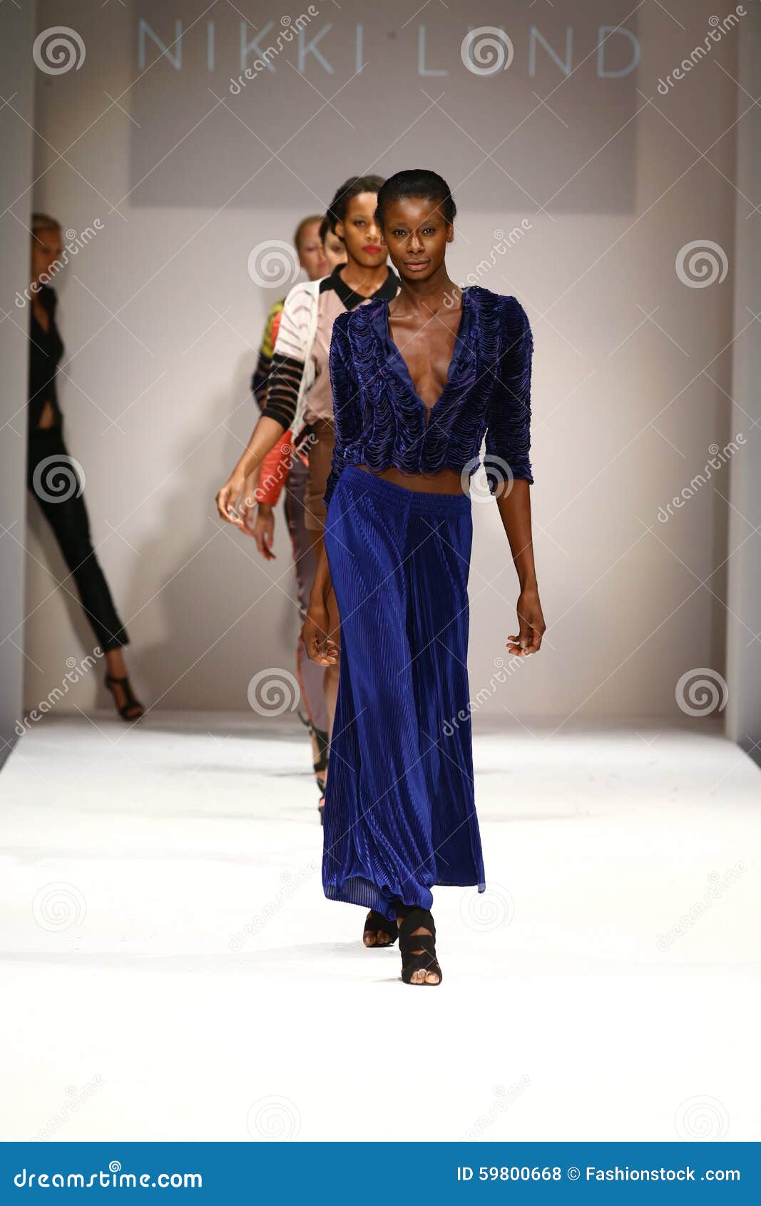 NEW YORK, NY - 10 SETTEMBRE: Passeggiata dei modelli il finale della pista alla sfilata di moda di Nikki Lund durante la settimana 2016 di modo di New York della primavera a Gotham Hall il 10 settembre 2015 in New York