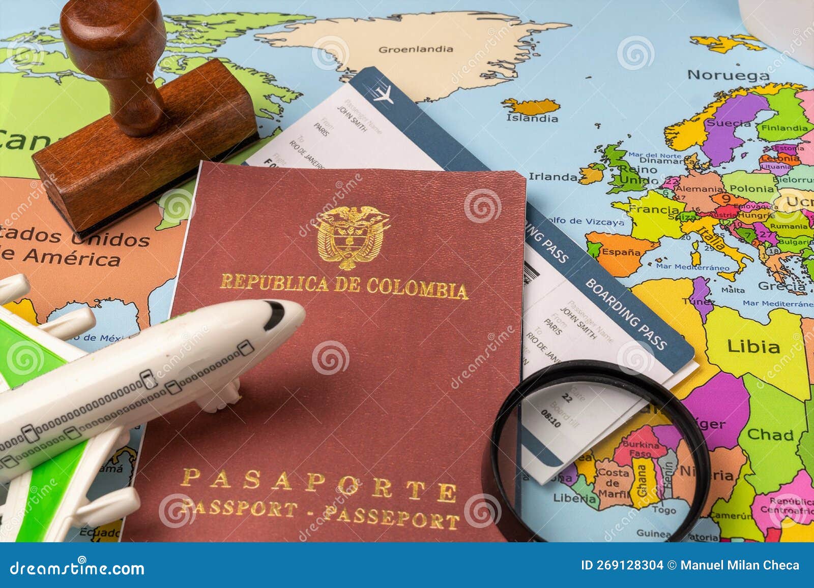 Passeport Colombien Timbre Avion Et Carte D'embarquement Sur Une