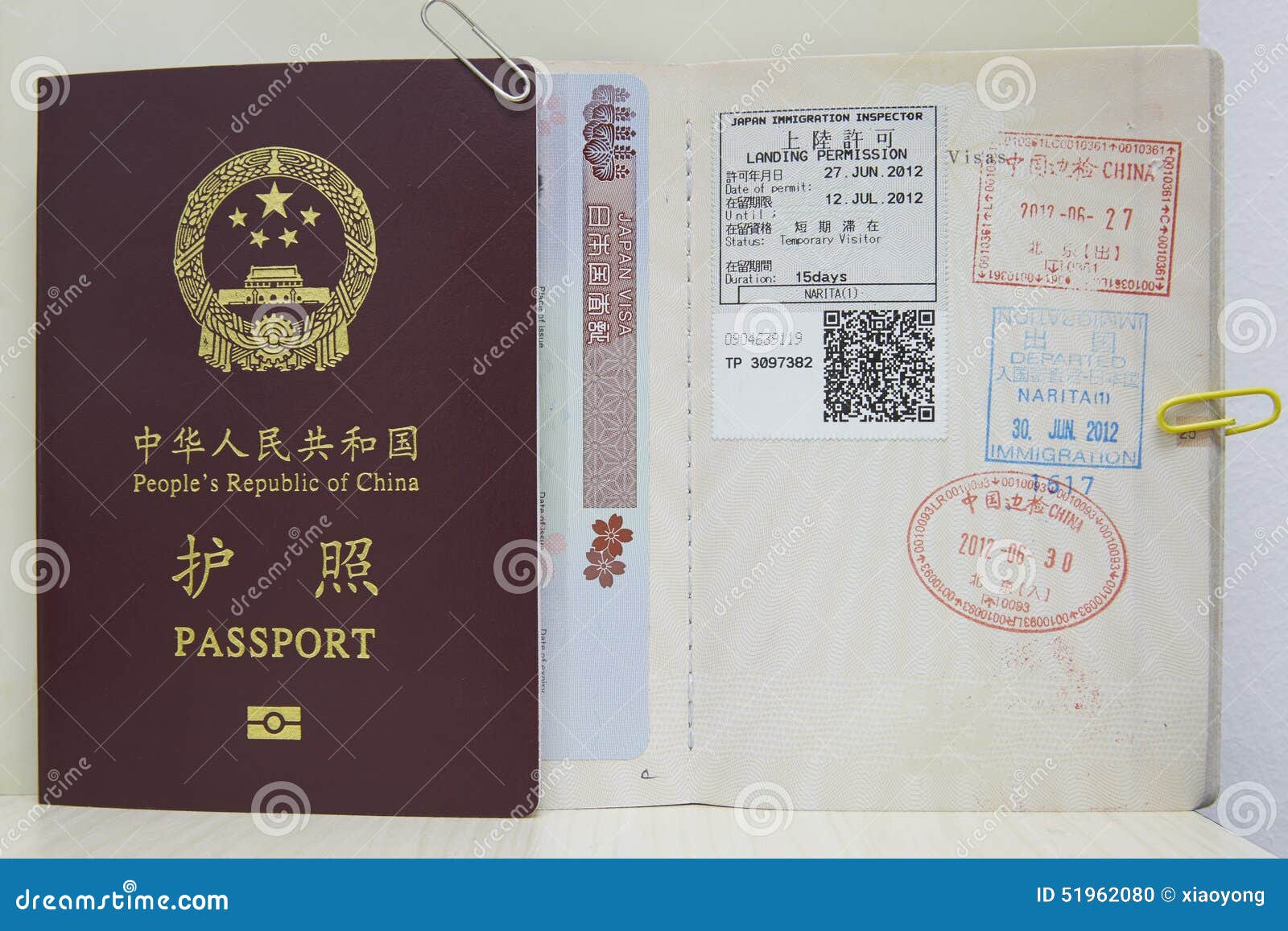 Passeport, VISA et timbres image éditorial. Image du course - 51962080
