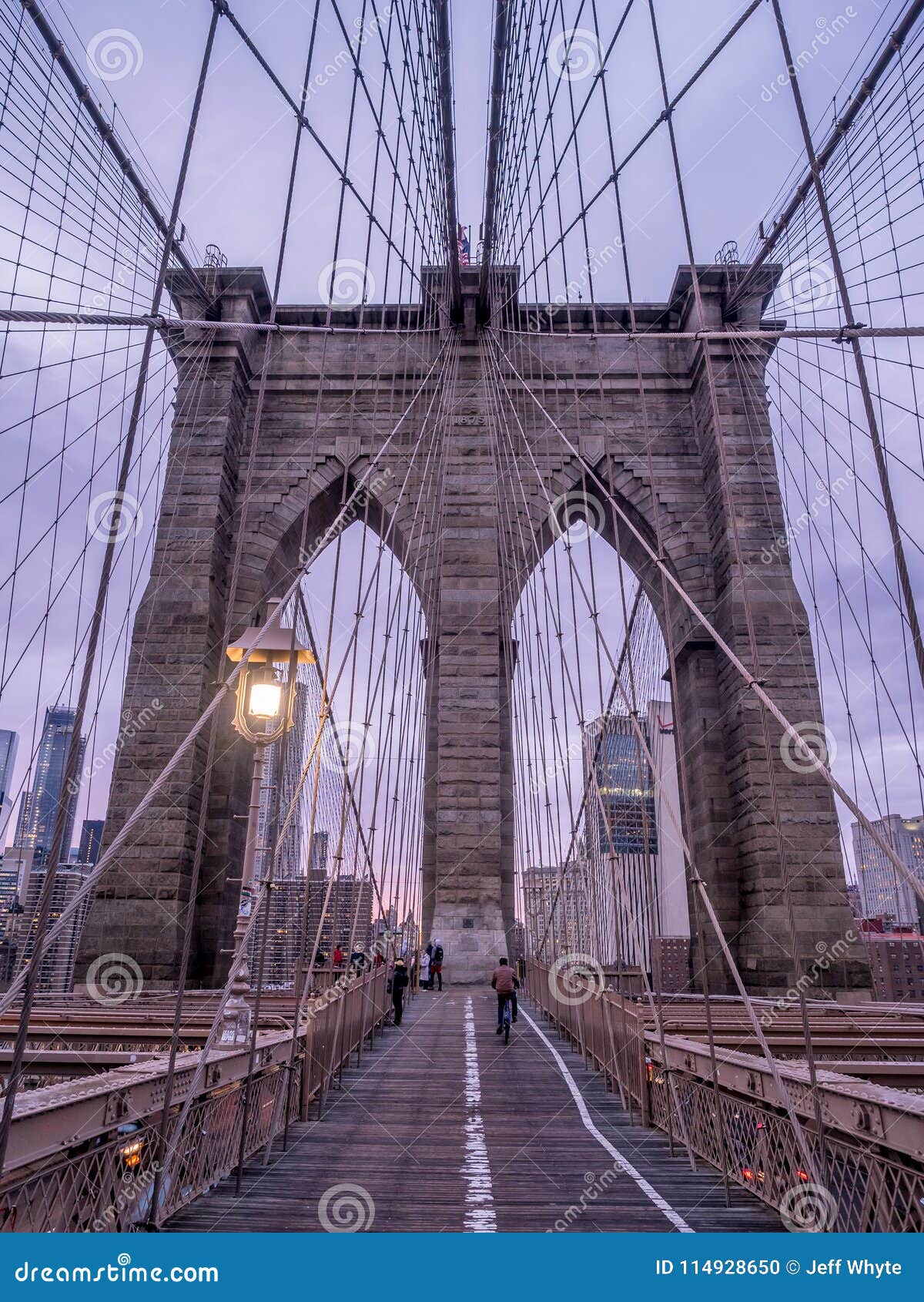 Passerelle De Brooklyn Au Coucher Du Soleil à New York City