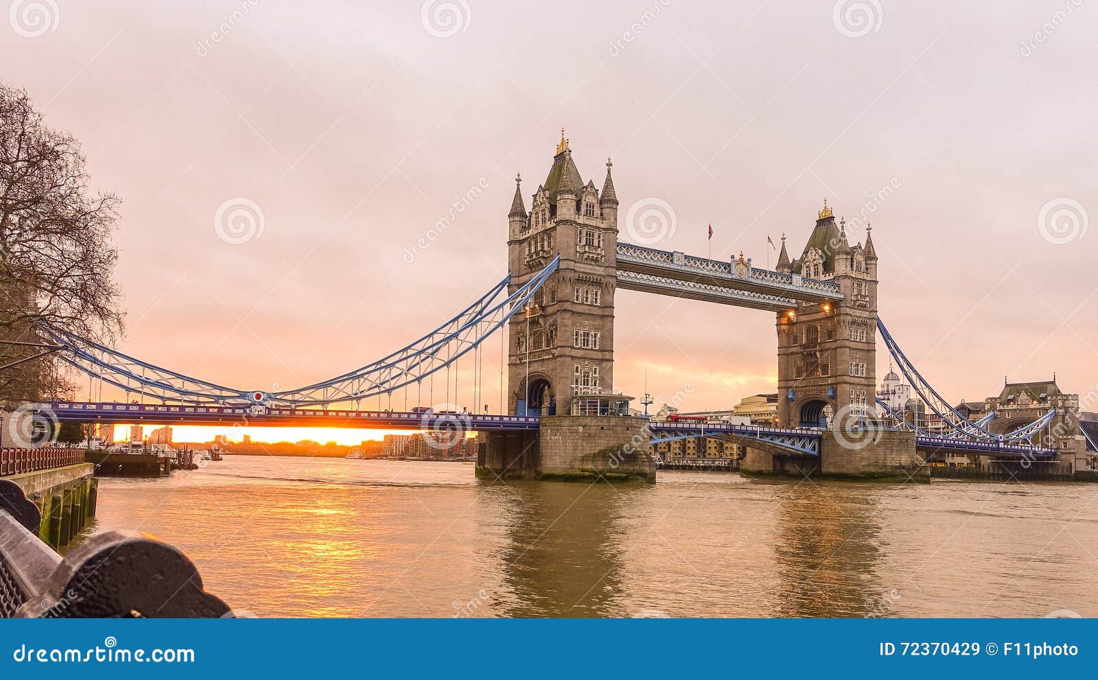 Passerelle de tour la nuit. Pont de tour la nuit à Londres R-U