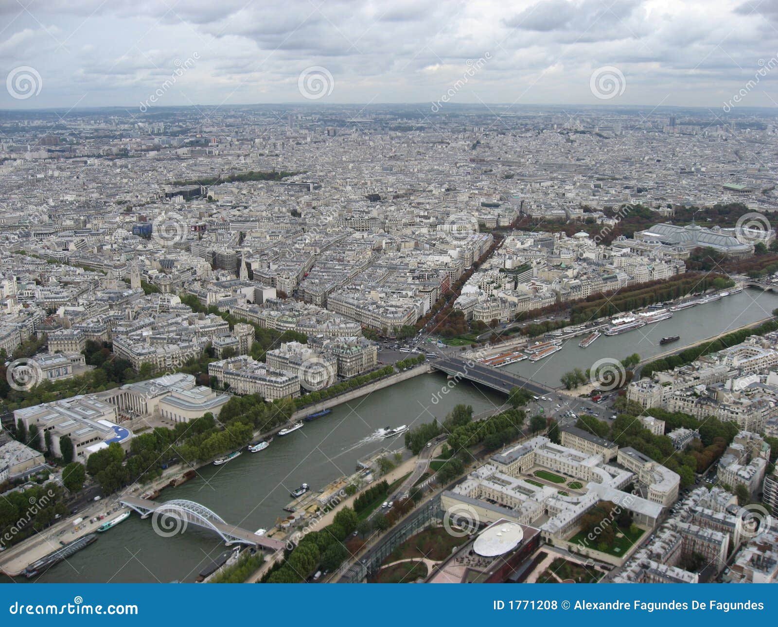 passerelle debily pont de lÃÂ´alma seine river pari