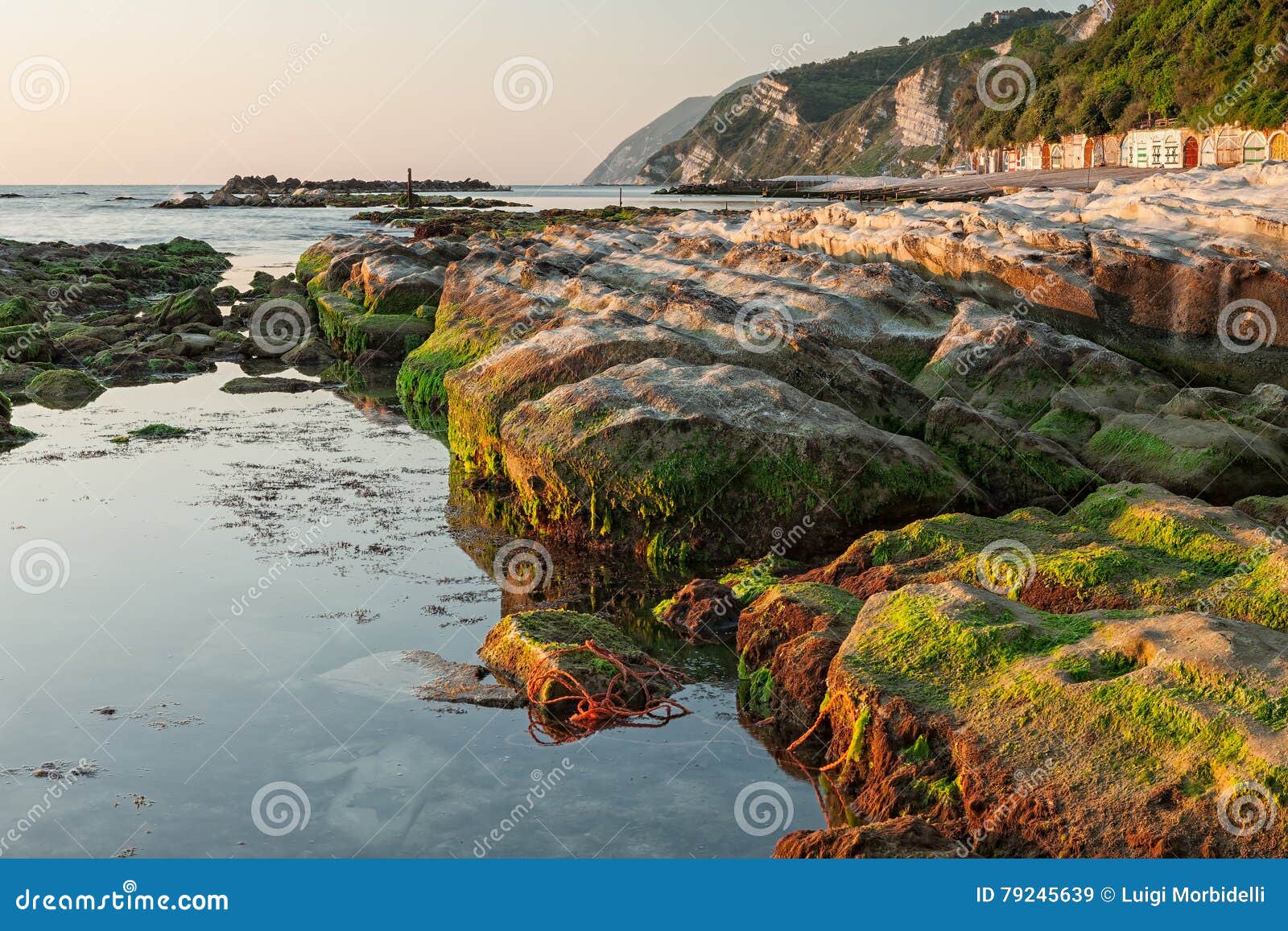 Passetto kołysa przy wschodem słońca, Ancona, Włochy. Passetto skały odbijali na wodzie przy wschodem słońca, Ancona, Włochy