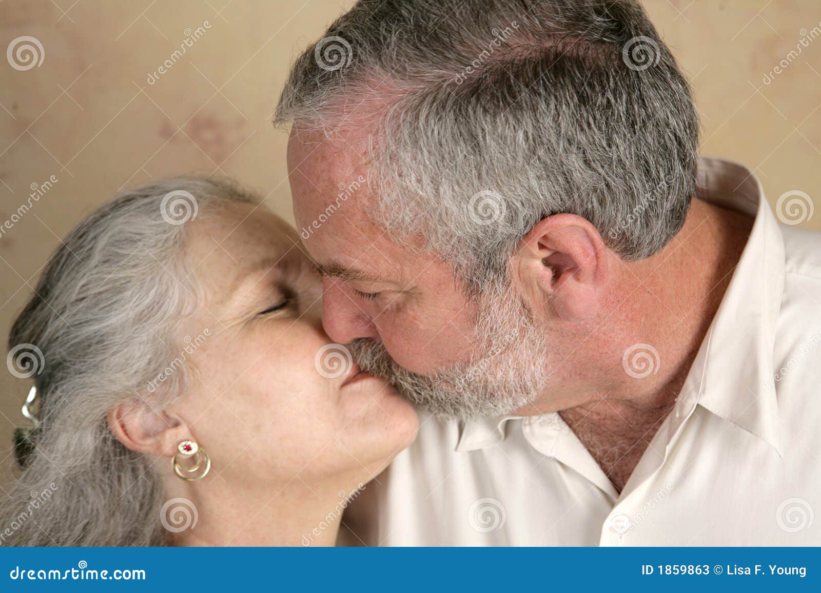Страстные зрелые мужчины. Поцелуй пожилых. Поцелуй взрослой пары. Страстный поцелуй пожилых людей. Поцелуй пожилого человека даме.
