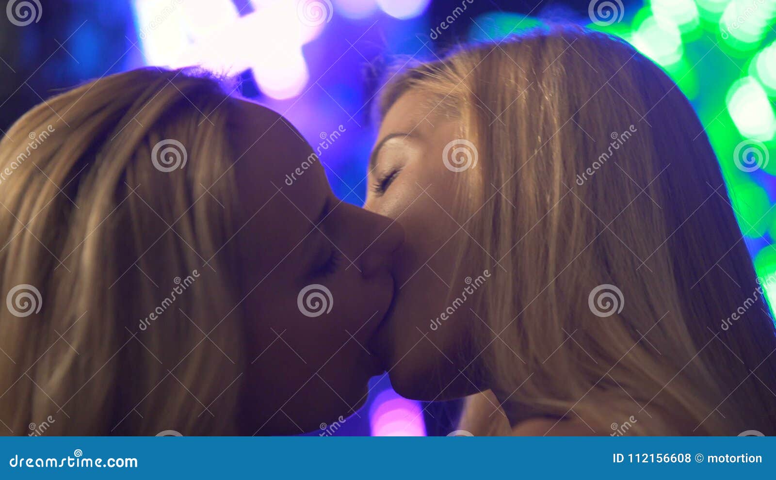 Blonde Teens Kissning Blonde