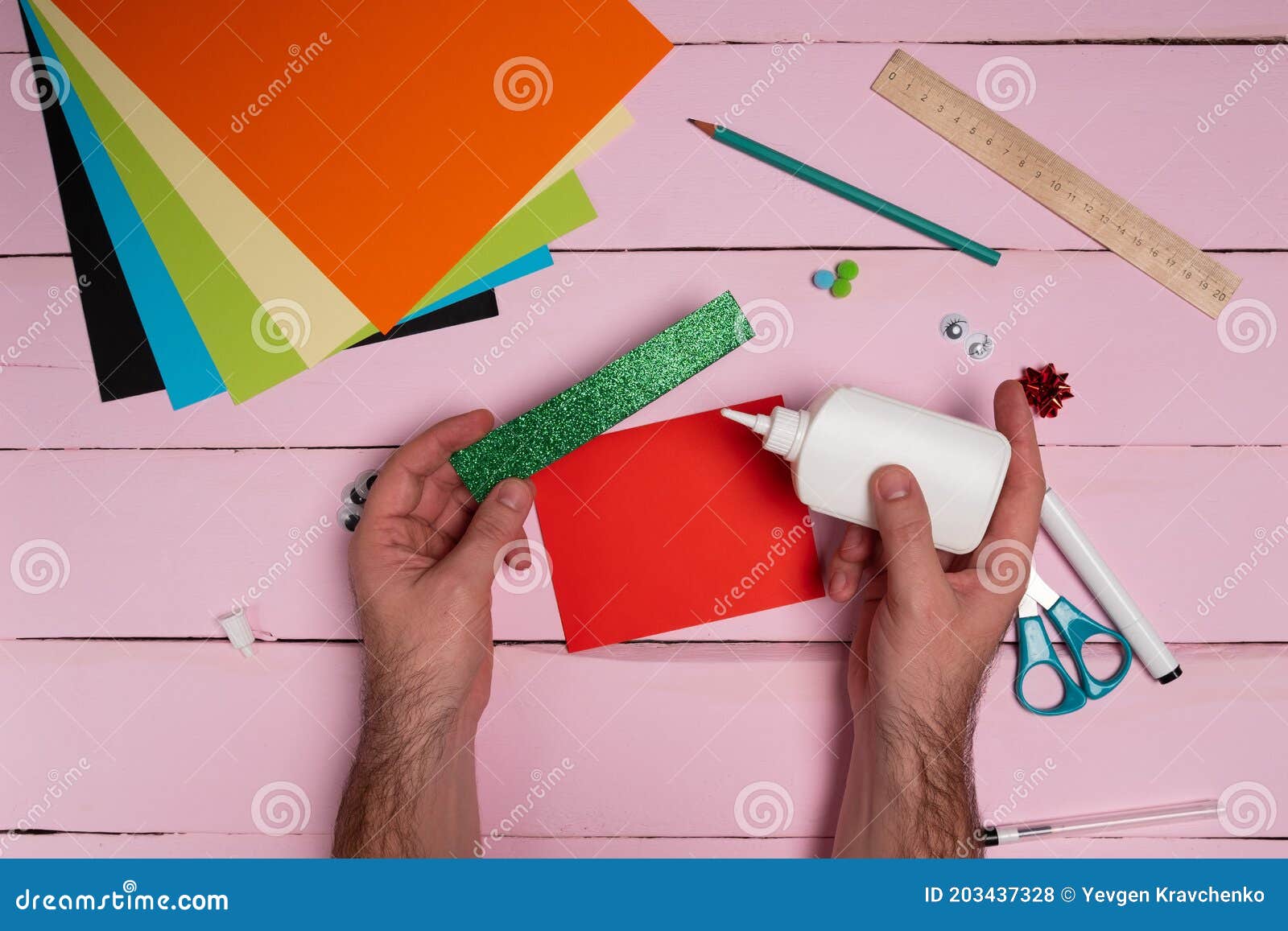 Passo 2 Faça Como Fazer a Caixa De Presentes Do Cartão De Natal a Partir De  Papel Colorido Com Crianças. Foto de Stock - Imagem de postcard, artesanal:  203437328