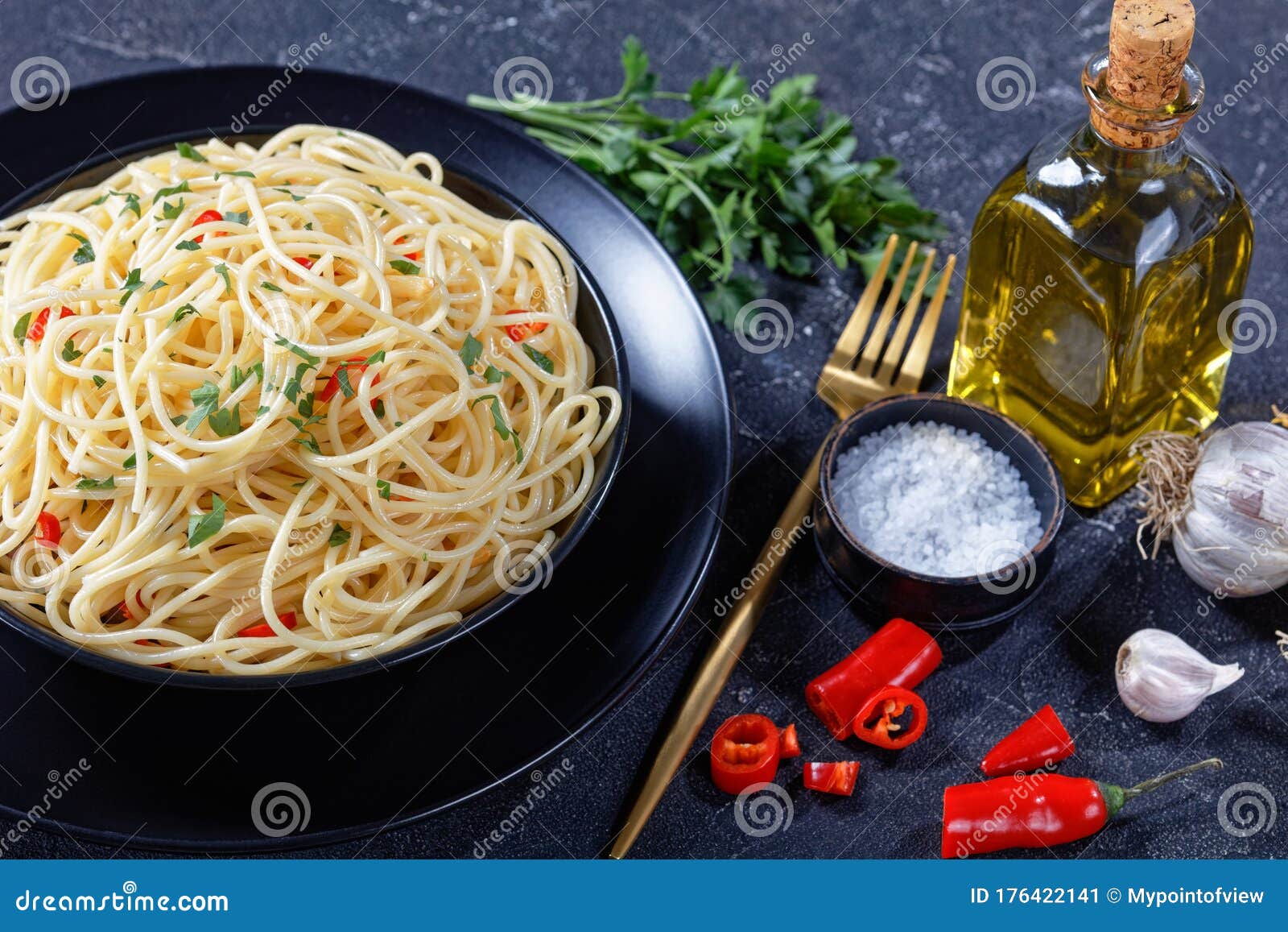 pasta aglio, olio e peperoncino in a bowl