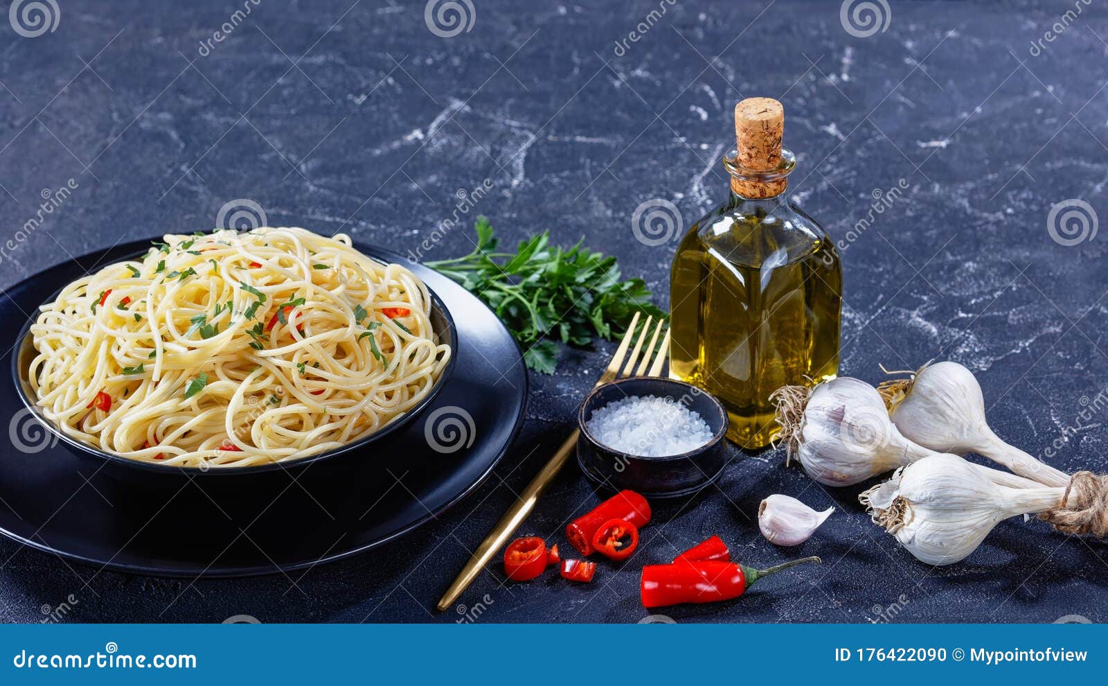 pasta aglio, olio e peperoncino in a bowl