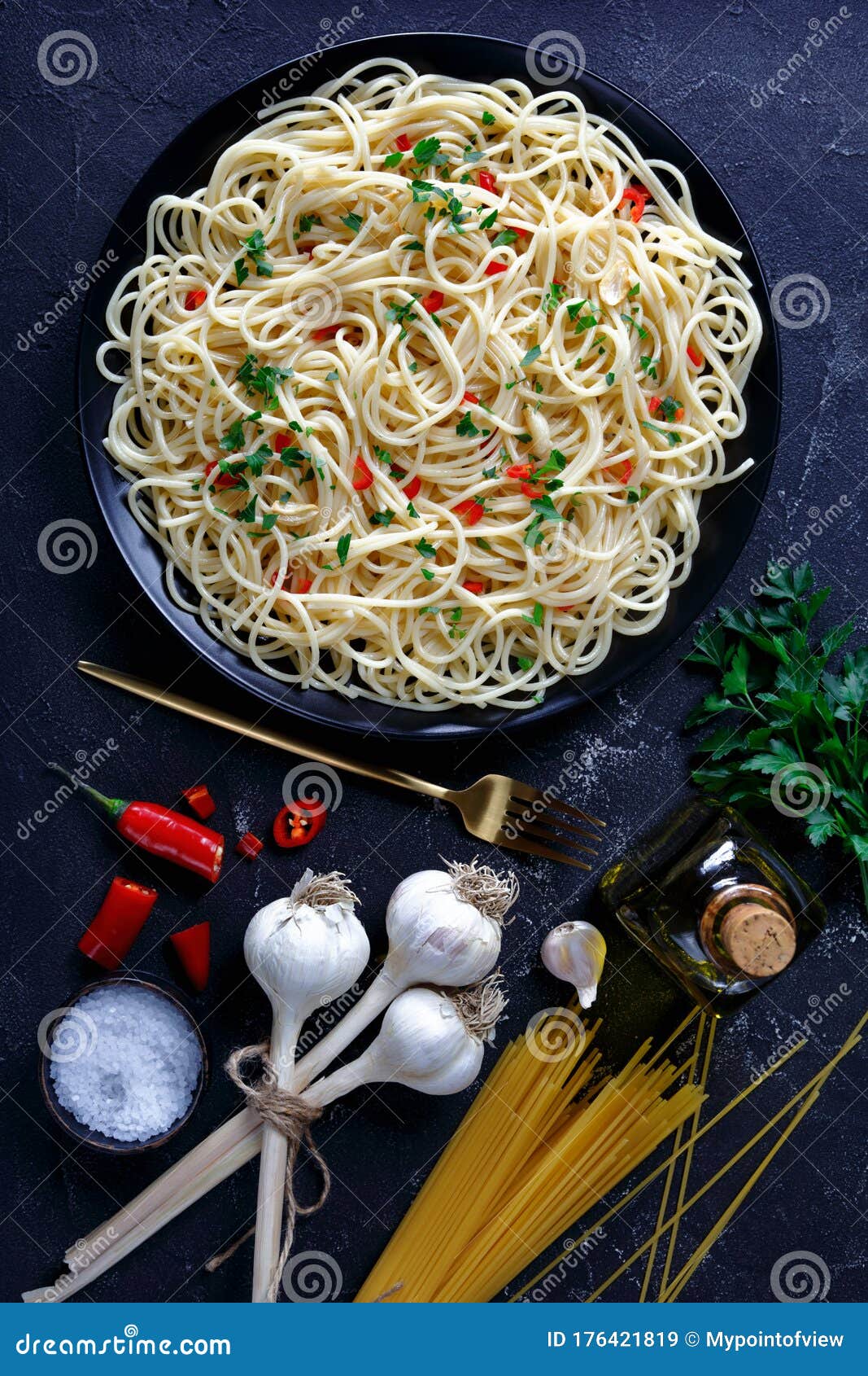 pasta aglio, olio e peperoncino on a plate