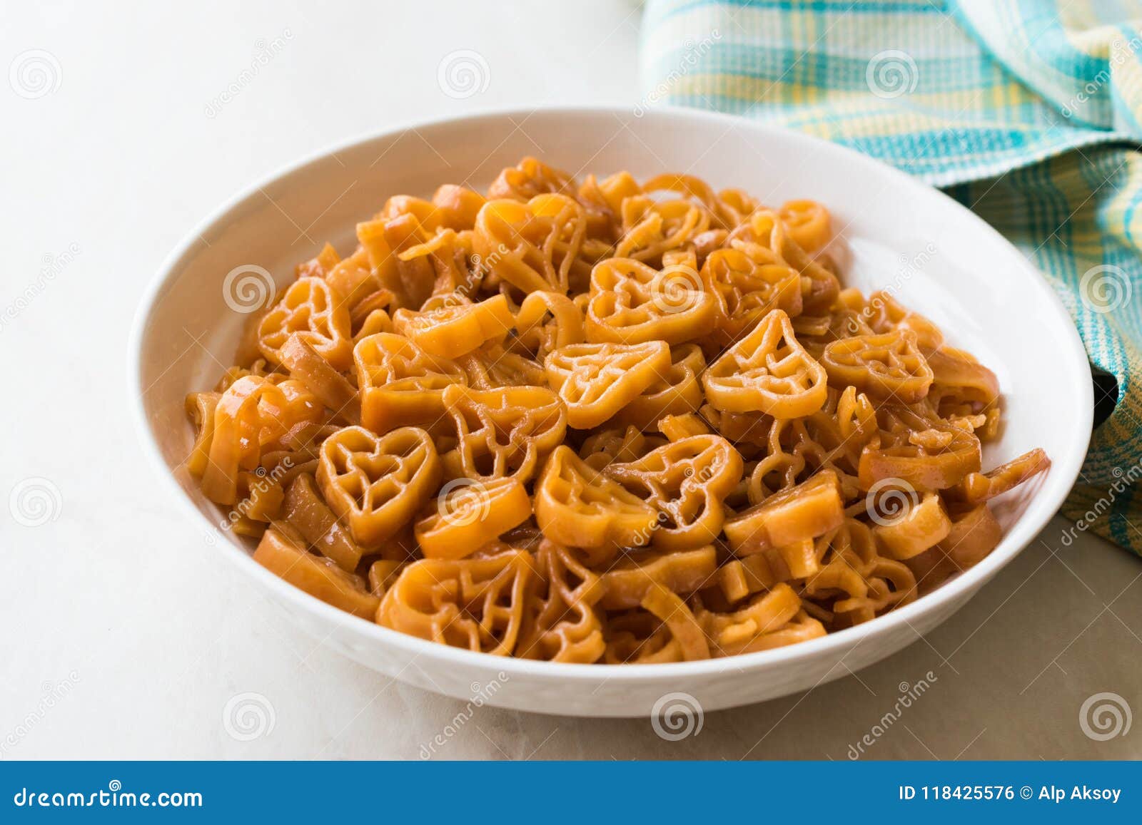 Pasta Arancio a Forma Di Del Cuore Per I Bambini Fotografia Stock -  Immagine di carino, alimento: 118425576