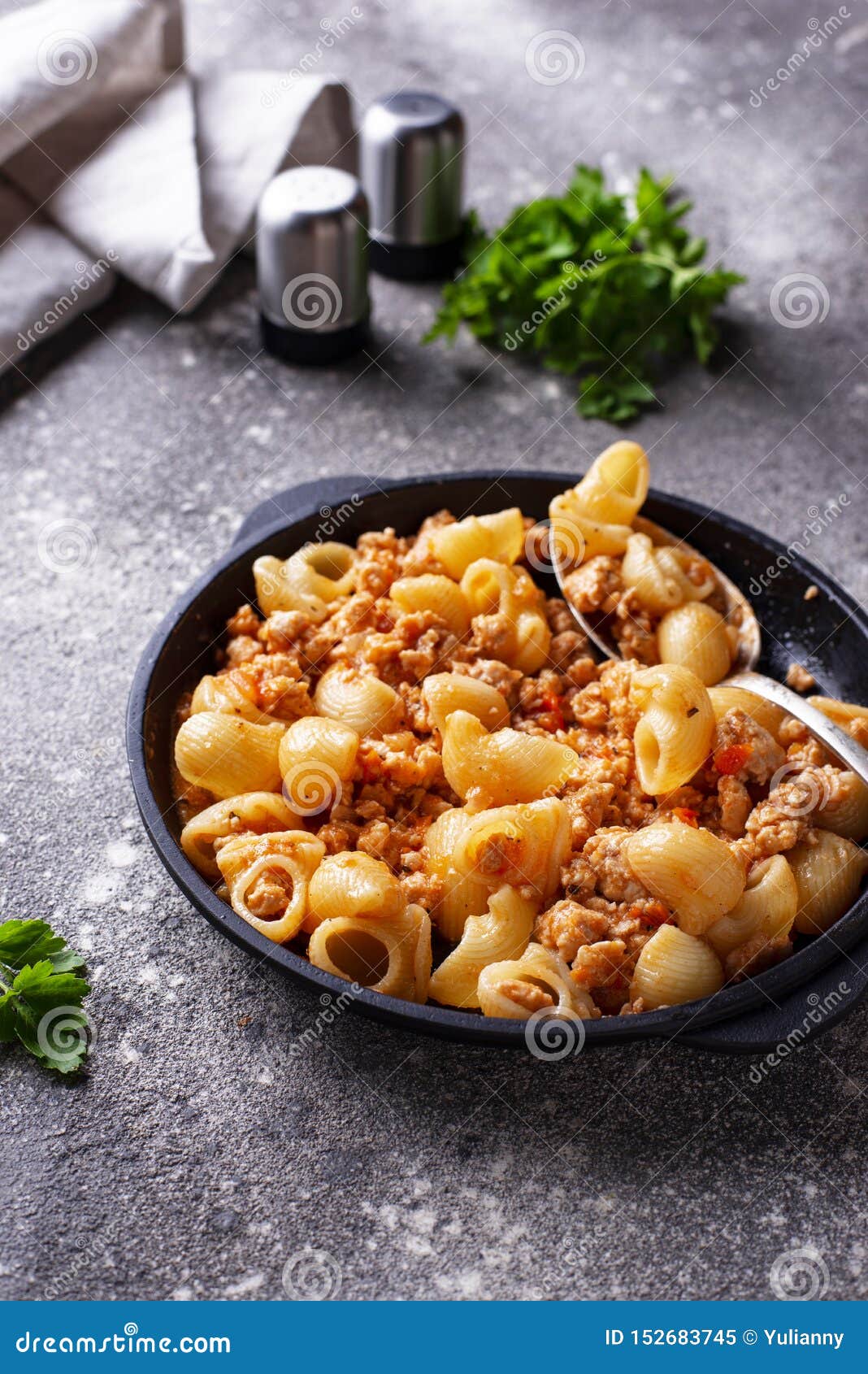 pasta bolognese with meat sauce