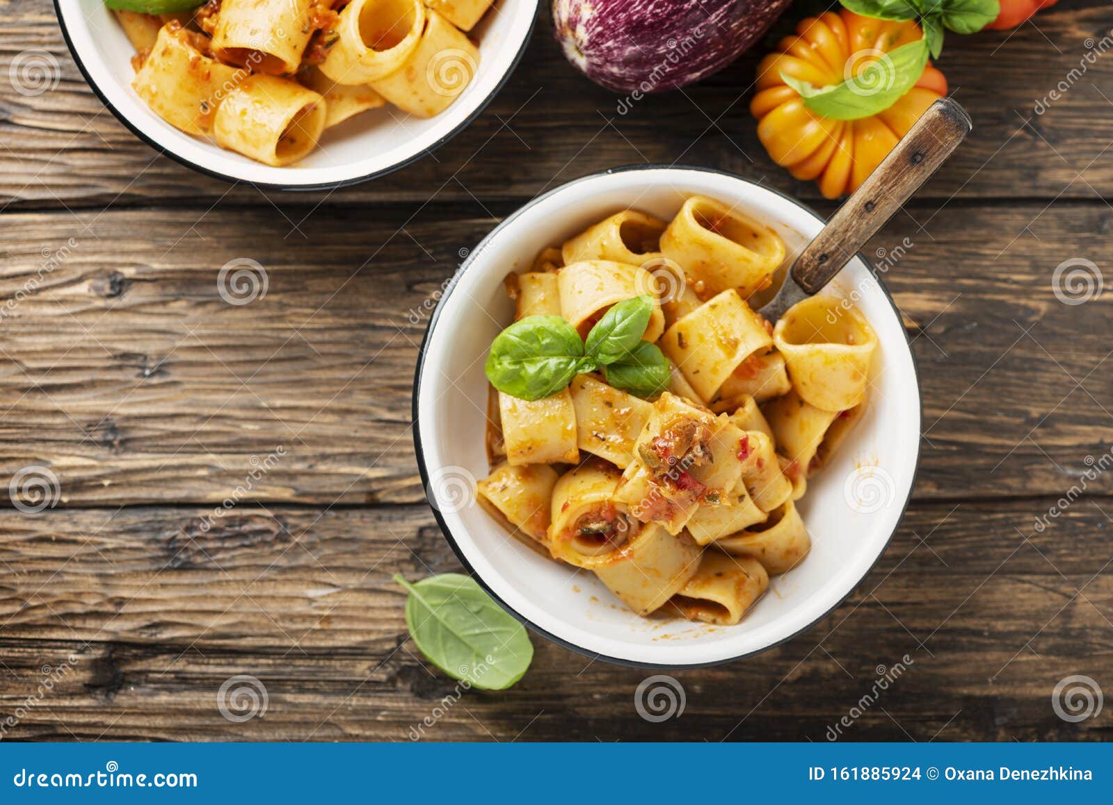 Pasta Calamarata Med Vegetarisk Sås Arkivfoto - Bild av italienare,  lantligt: 161885924