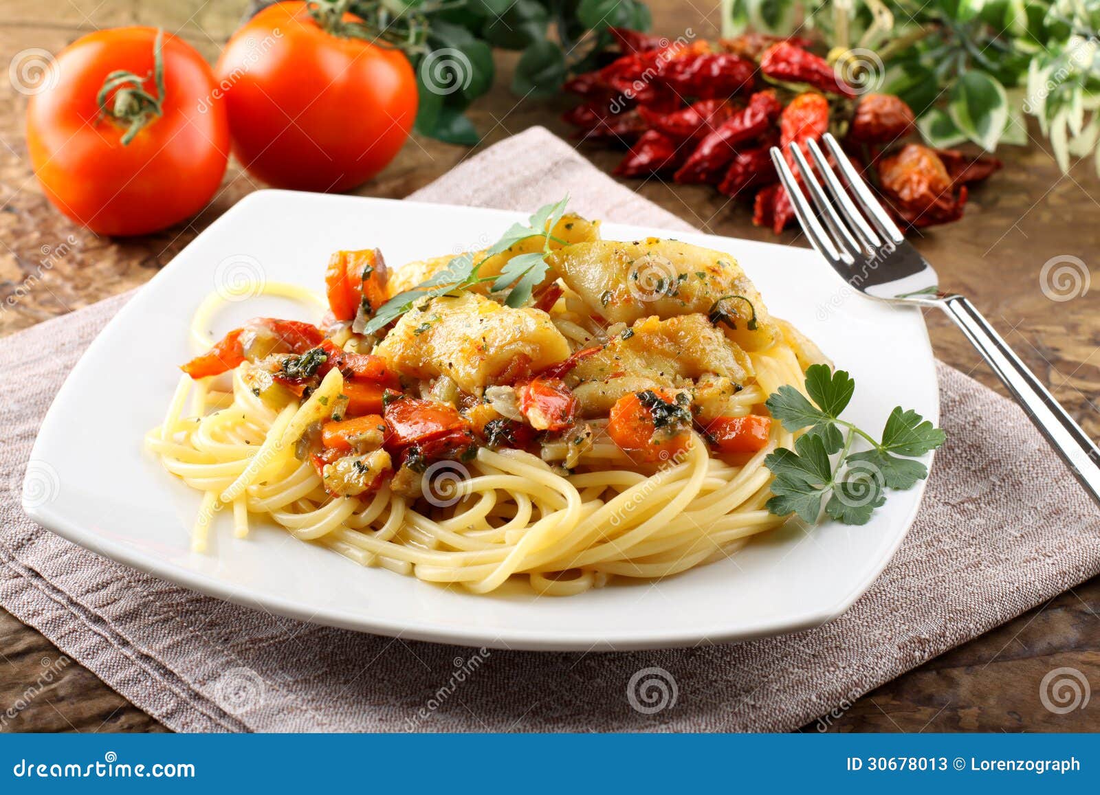 Pasta con il raccordo fresco della cernia su fondo complesso