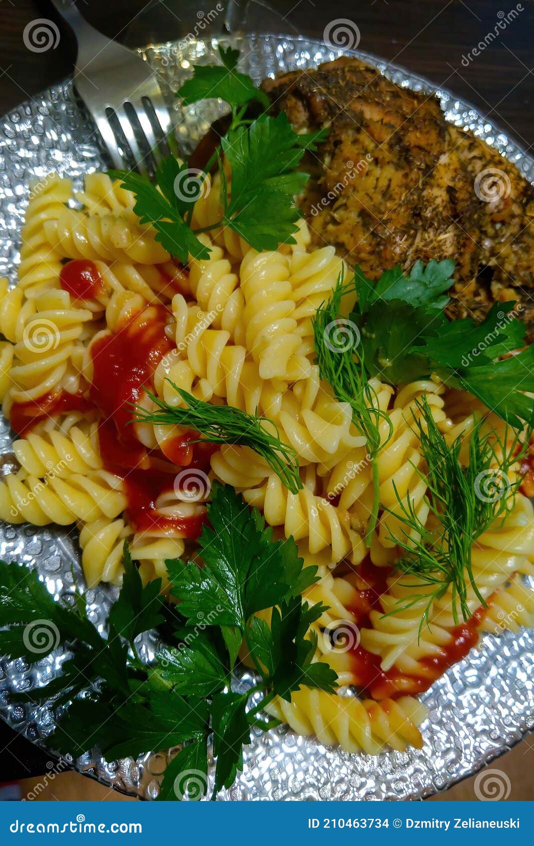 Pasta Con Trozos De Pollo Y Hierbas En Un Plato Blanco Foto de archivo Imagen de casero, plato