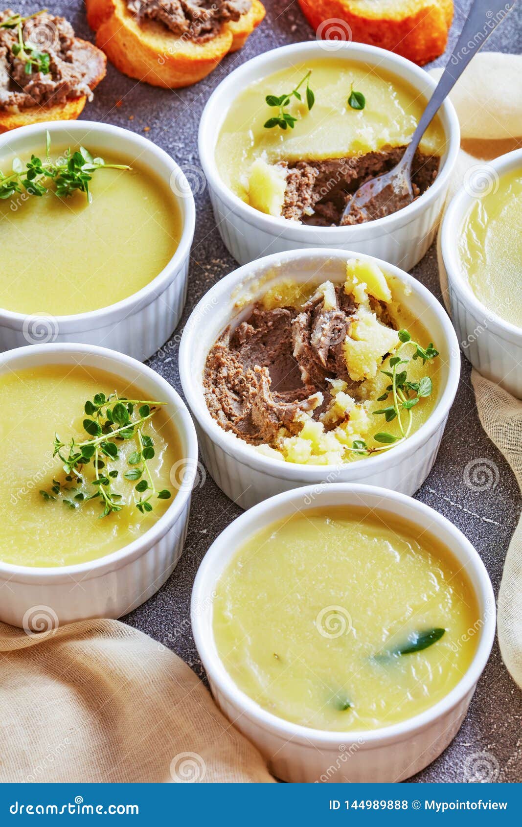 Pasta De Fígado Com Ervas, Conhaque Da Galinha, Manteiga Foto de