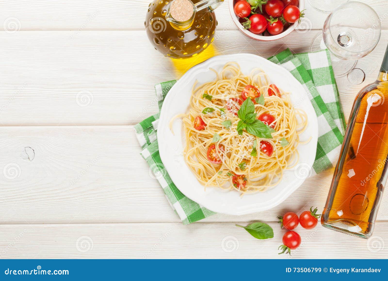 Pasta Degli Spaghetti E Vino Bianco Immagine Stock Immagine di vetro