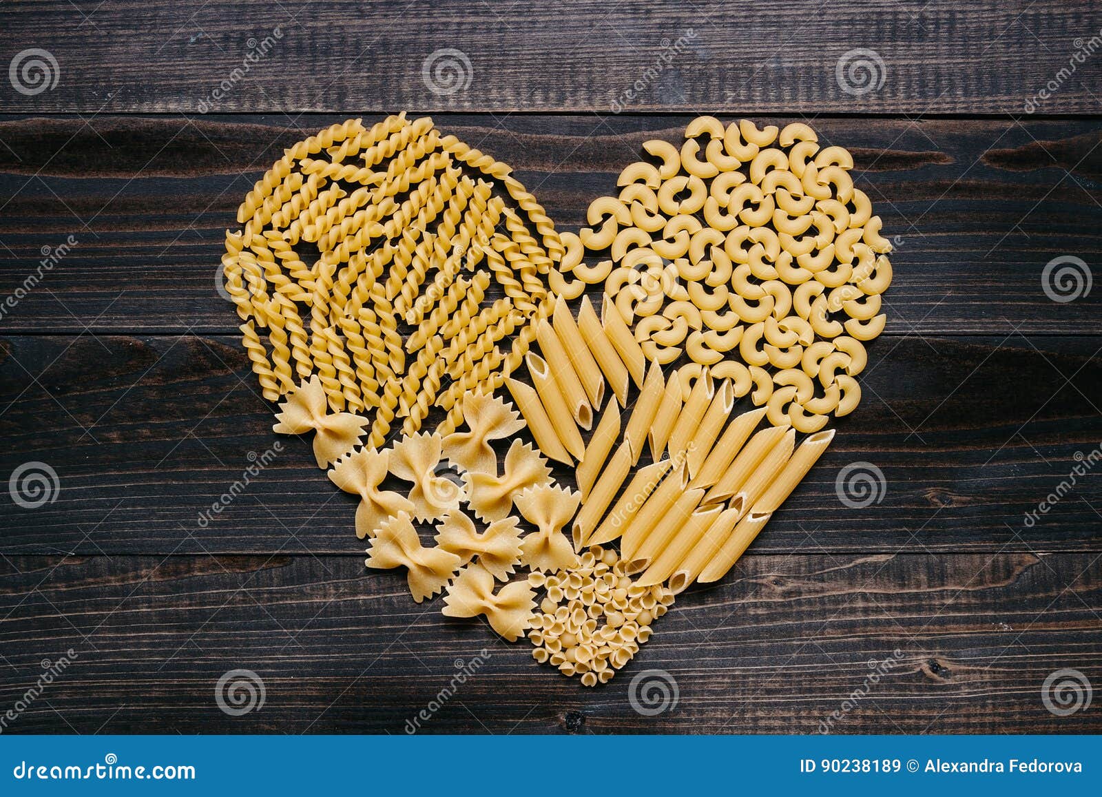 Pasta Di Amore Pasta Secca Nella Forma Sulla Tavola Di Legno Scura, Vista  Superiore Del Cuore Immagine Stock - Immagine di spaghetti, cuore: 90238189