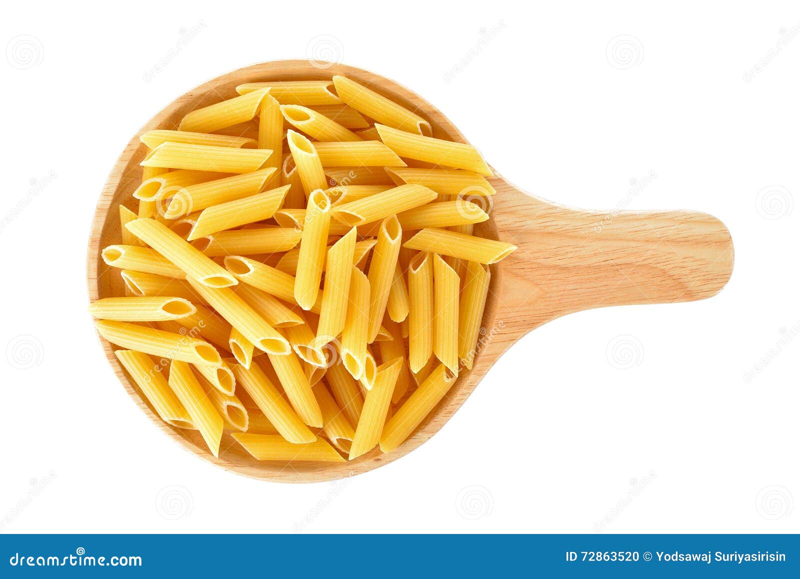 Pasta Di Pene Lisce in Piatto Di Legno Su Fondo Bianco Fotografia Stock -  Immagine di grezzo, ingrediente: 72863520